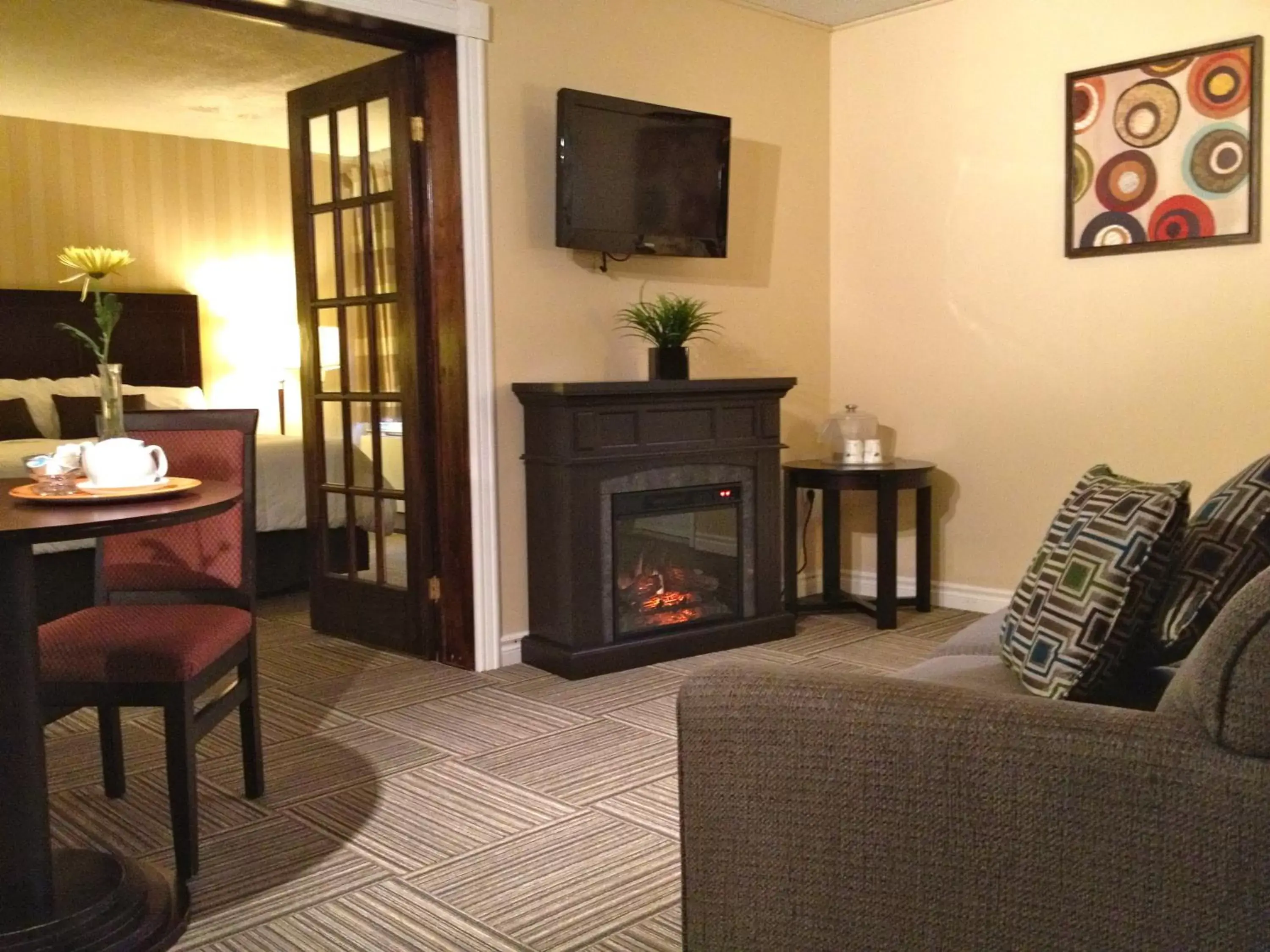 Living room, TV/Entertainment Center in Travelodge by Wyndham Miramichi New Brunswick