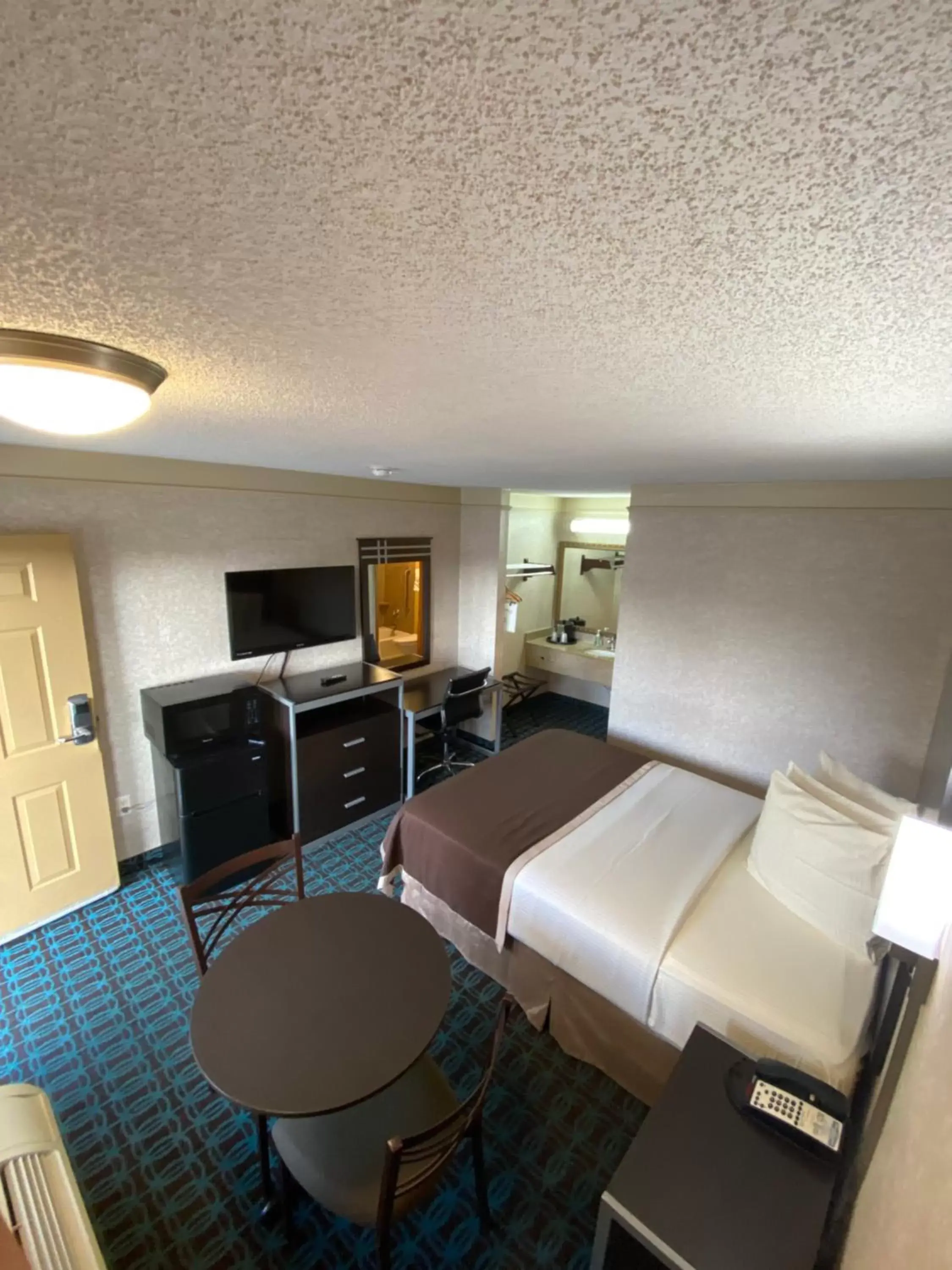 Room Photo in Deluxe Inn - Fayetteville I-95