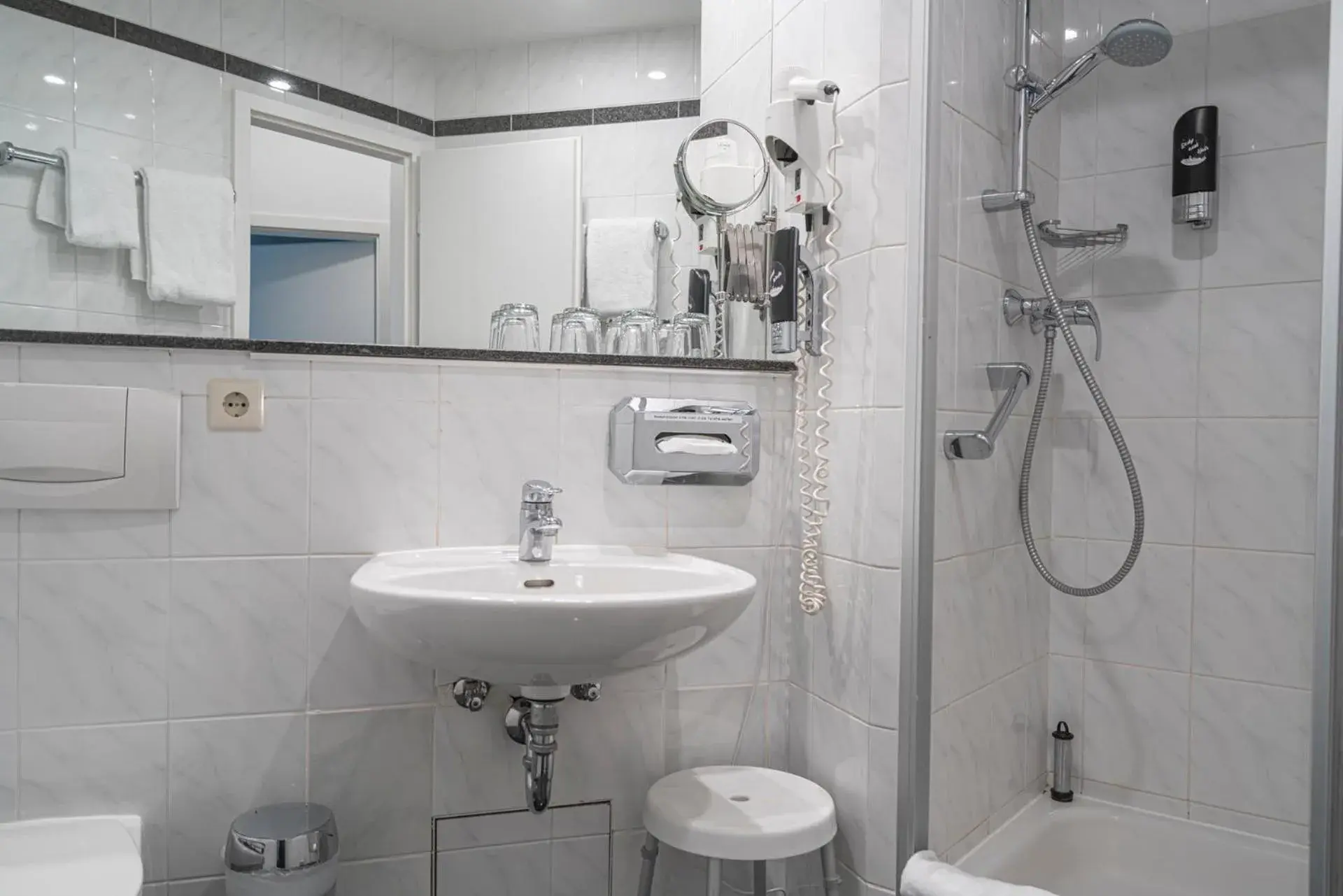 Shower, Bathroom in Hotel BIG MAMA Leipzig