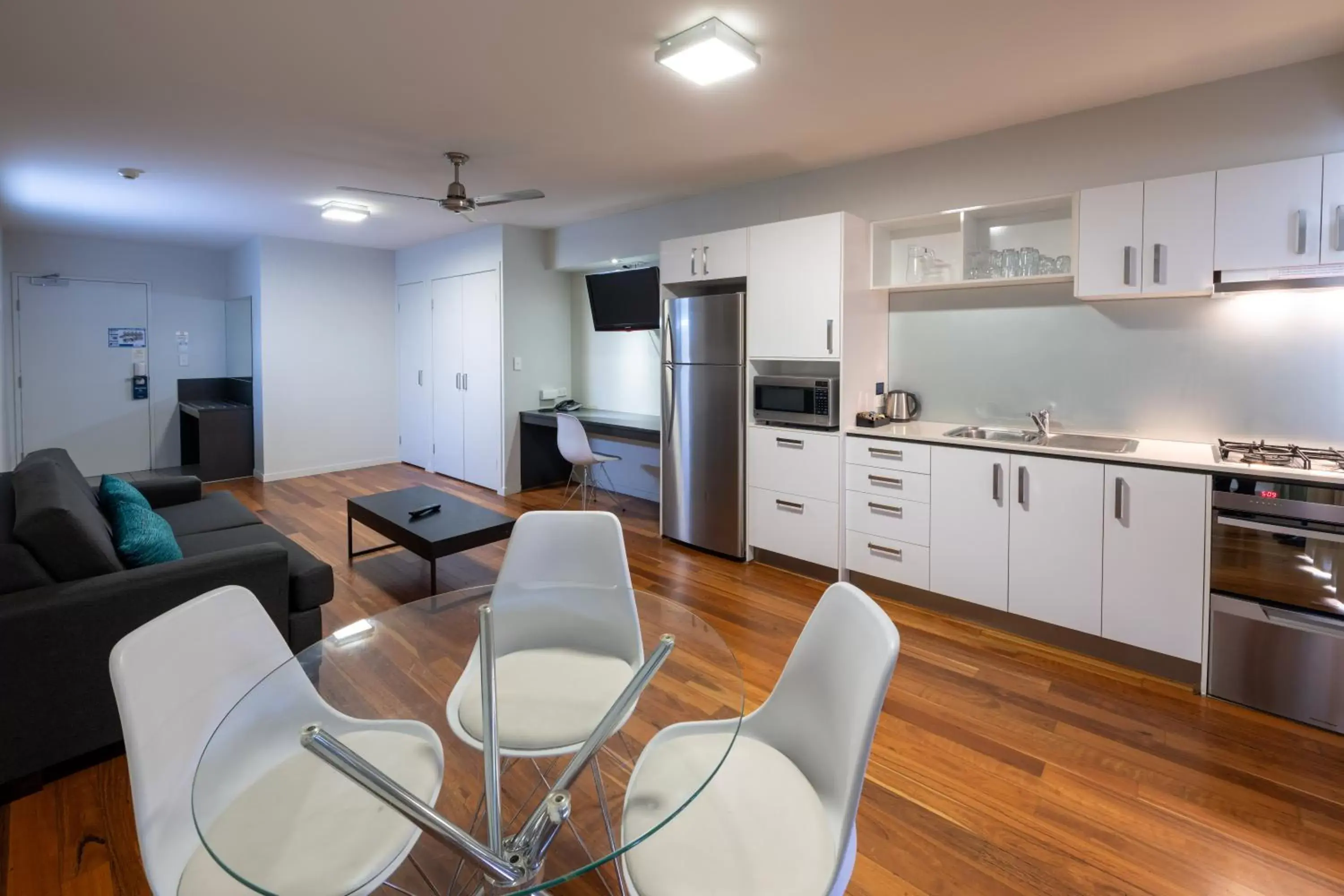 Dinner, Dining Area in Essence Apartments Chermside