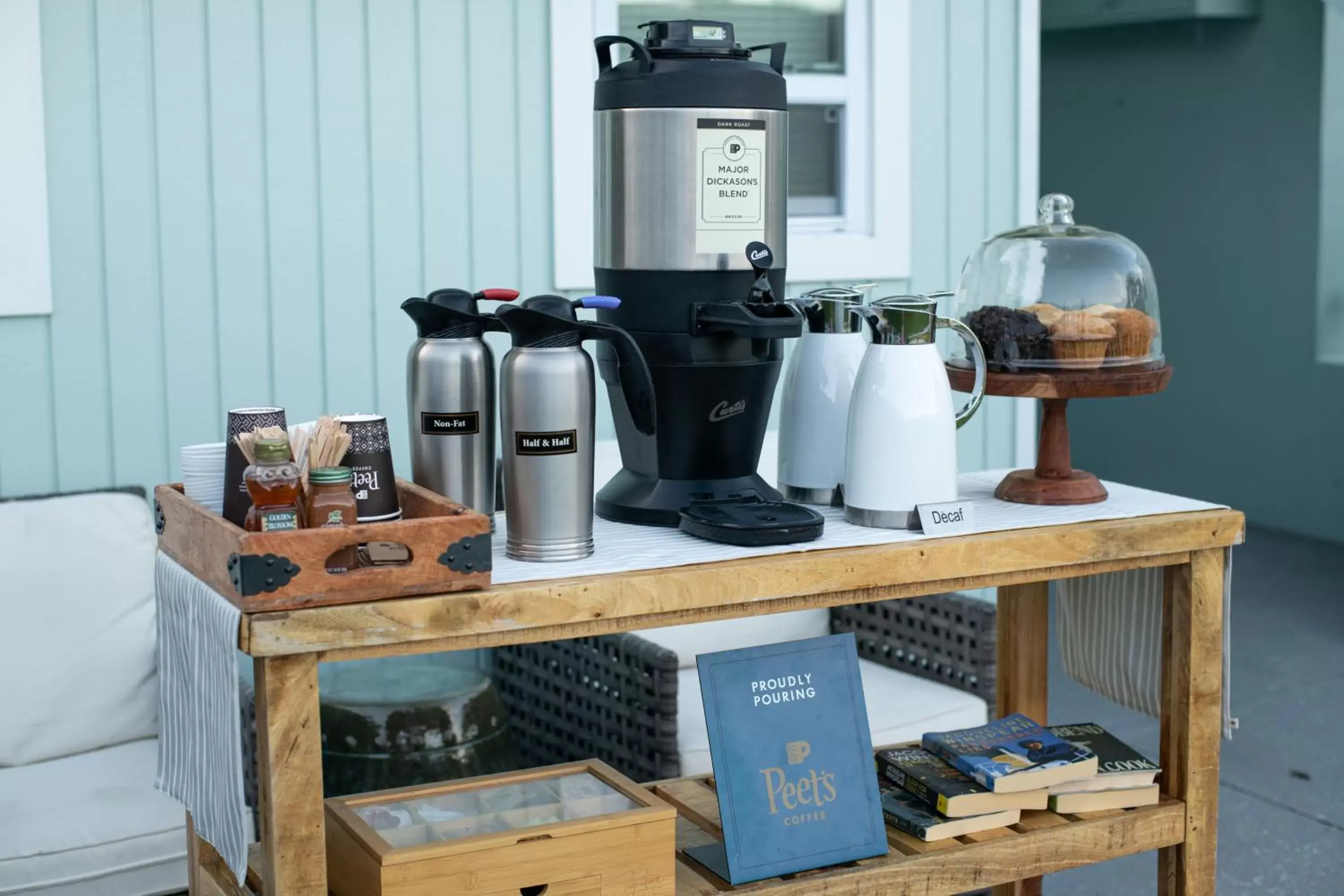 Coffee/Tea Facilities in The Islander Inn