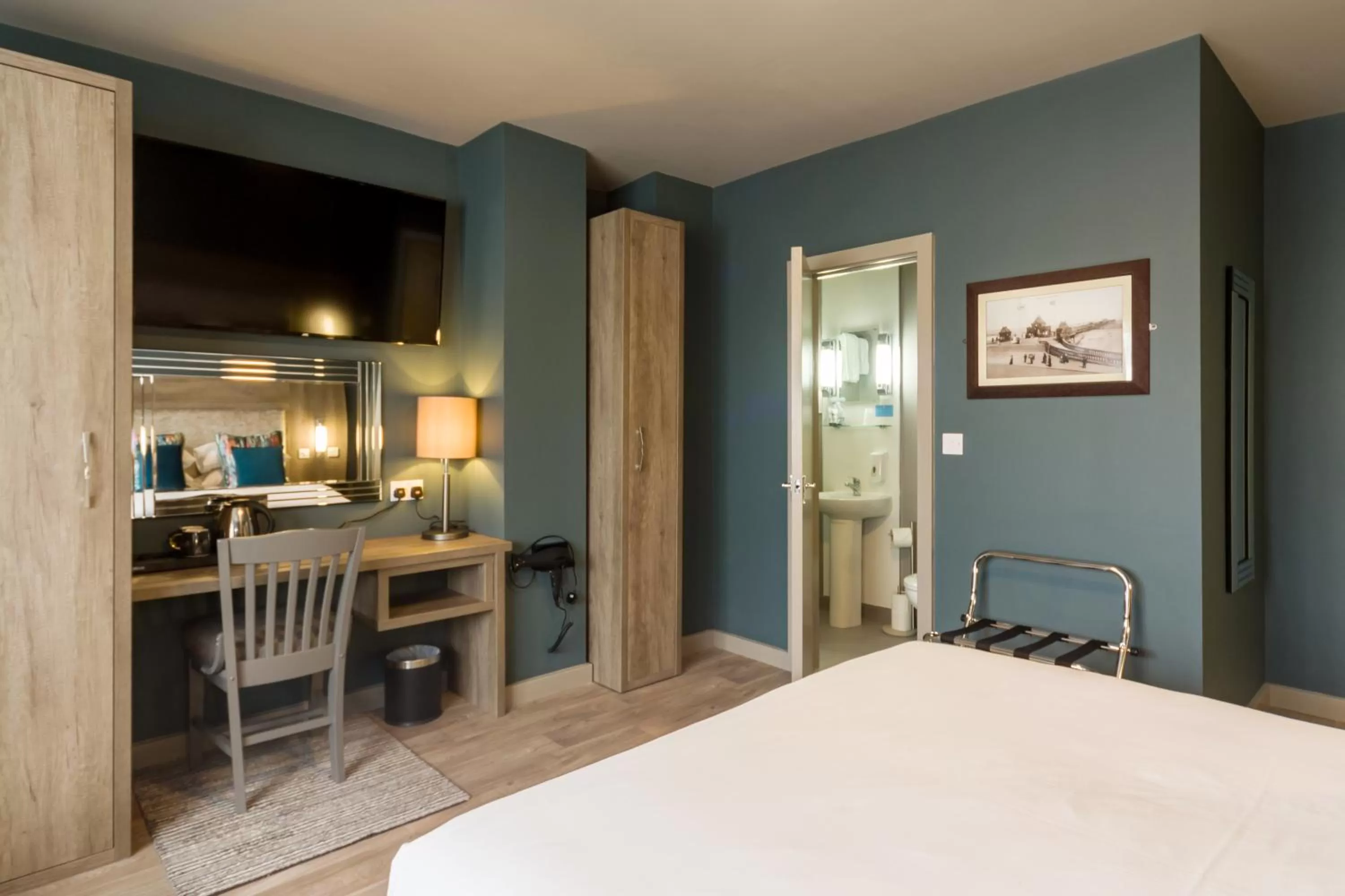 Photo of the whole room, Bed in Hotel No 8