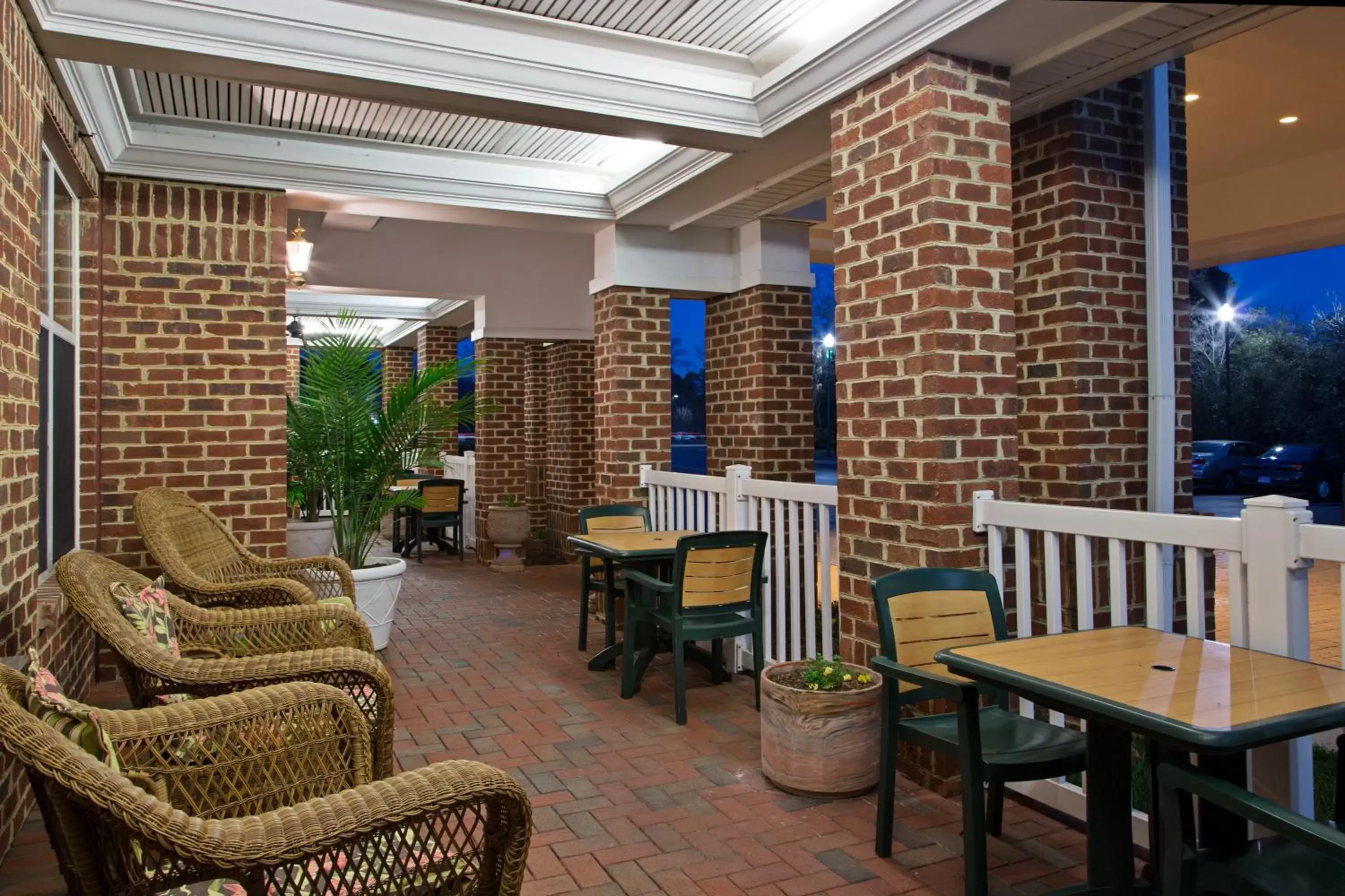 Balcony/Terrace, Restaurant/Places to Eat in Country Inn & Suites by Radisson, Williamsburg Historic Area, VA