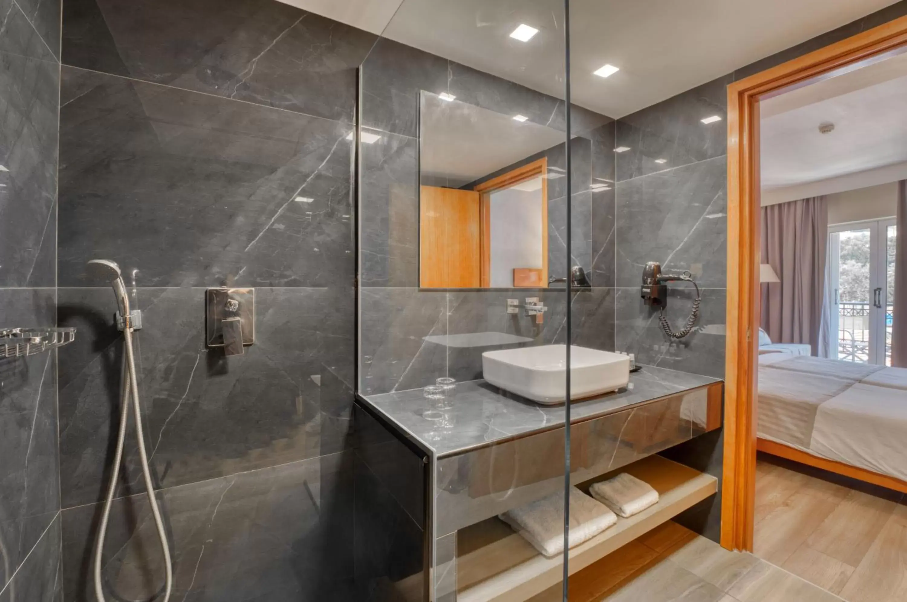 Shower, Bathroom in Palatino Hotel