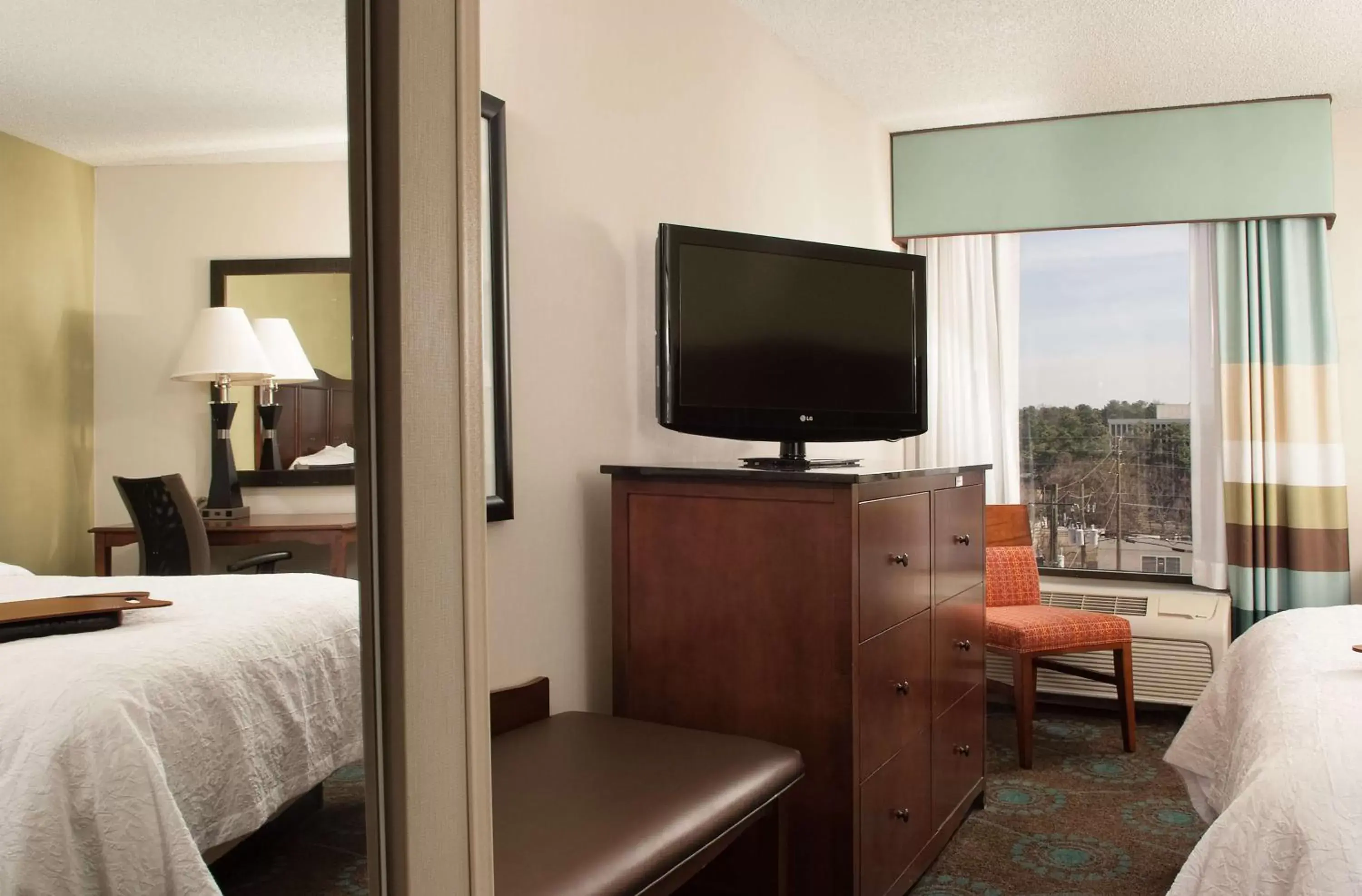 Bed, TV/Entertainment Center in Hampton Inn Atlanta-North Druid Hills