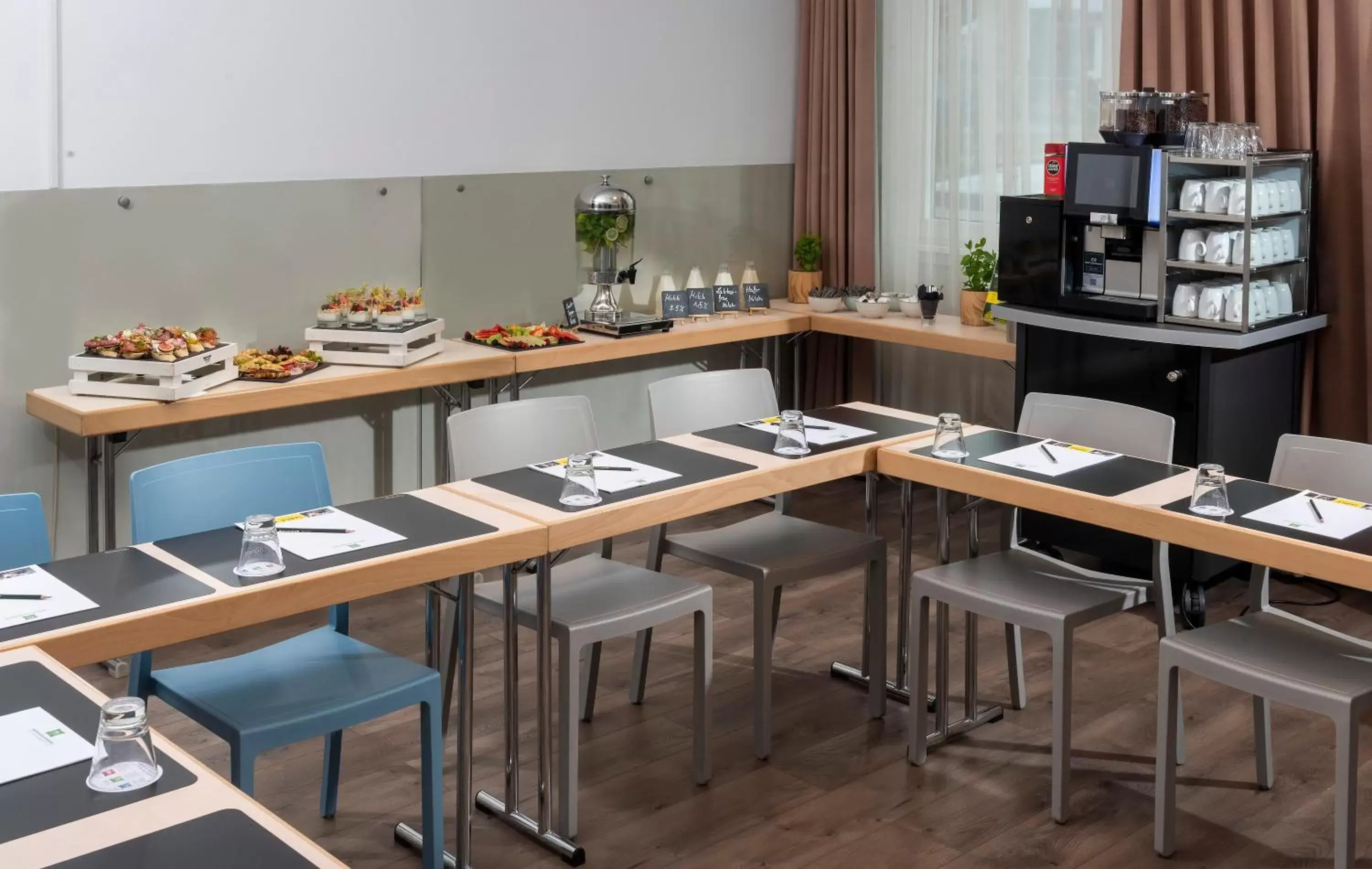 Meeting/conference room, Restaurant/Places to Eat in ibis Styles Berlin Treptow