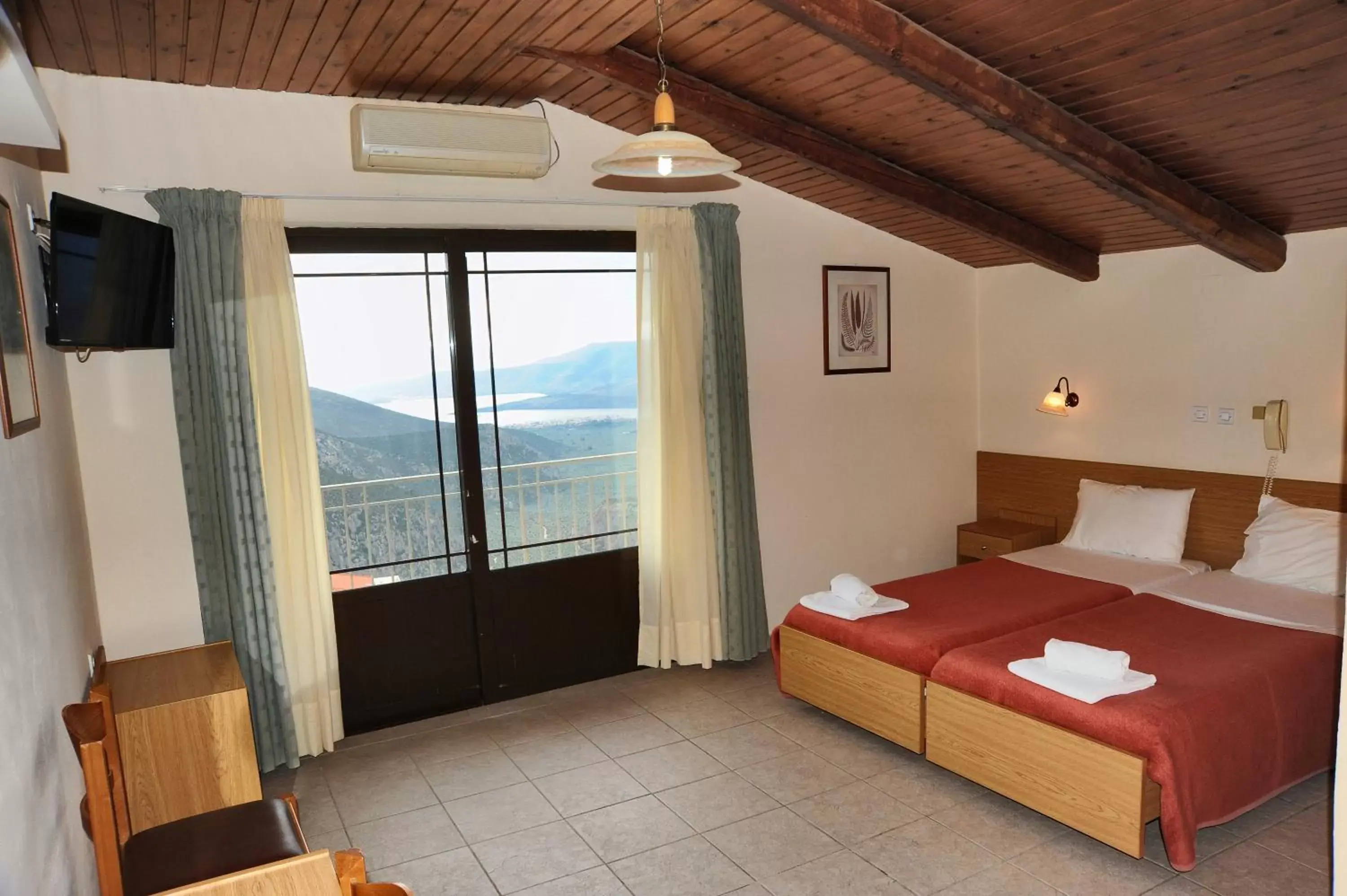 Mountain View in Castri Hotel