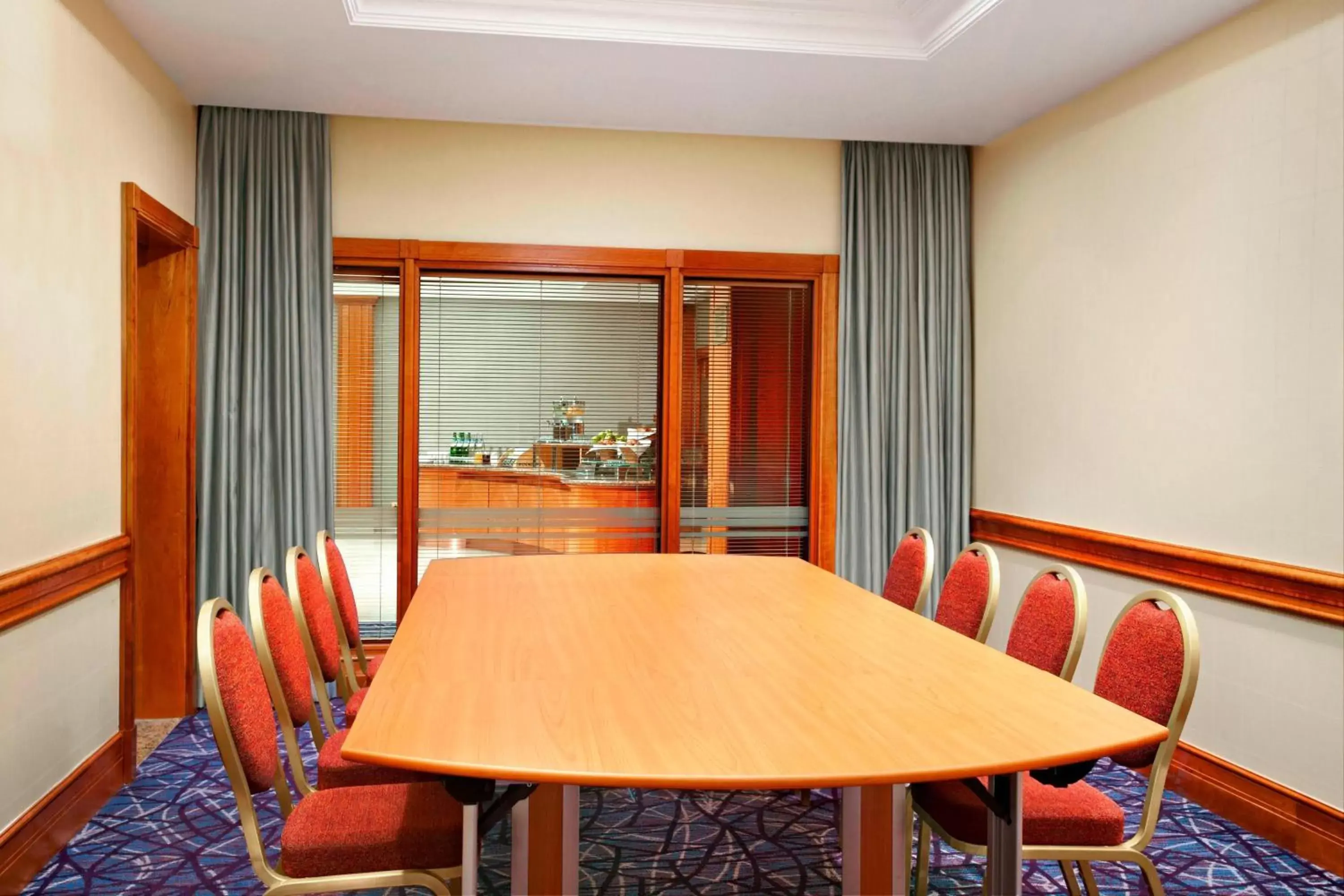 Meeting/conference room, Dining Area in Sheraton Skyline Hotel London Heathrow