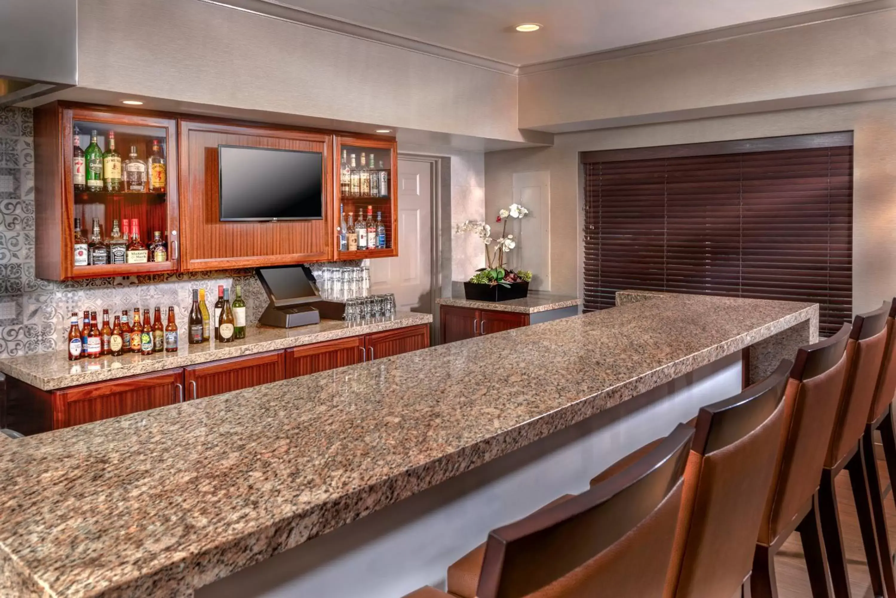 Lounge or bar, Kitchen/Kitchenette in Ayres Suites Yorba Linda/Anaheim Hills
