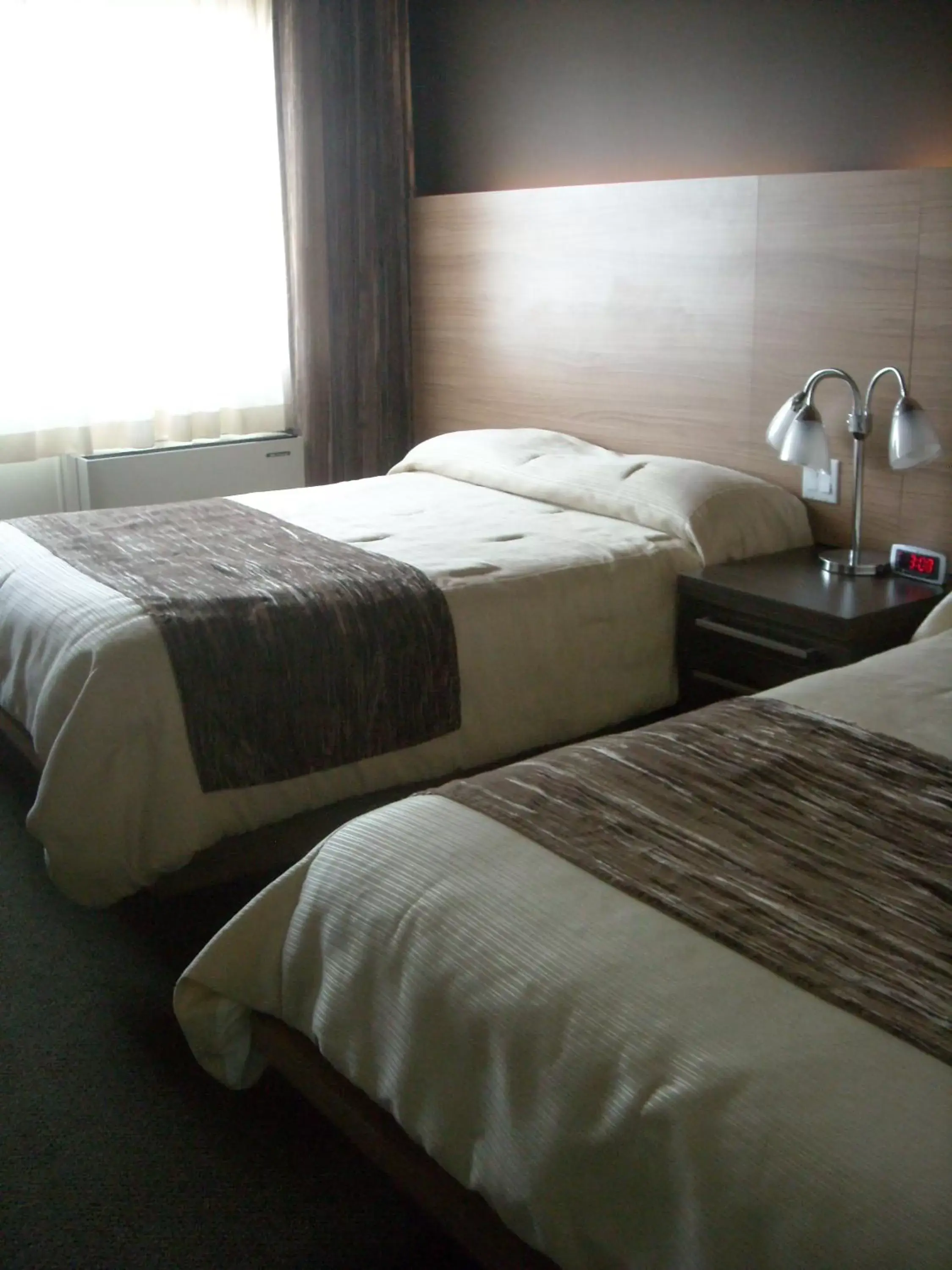 Photo of the whole room, Bed in Complexe Hotelier Le 55
