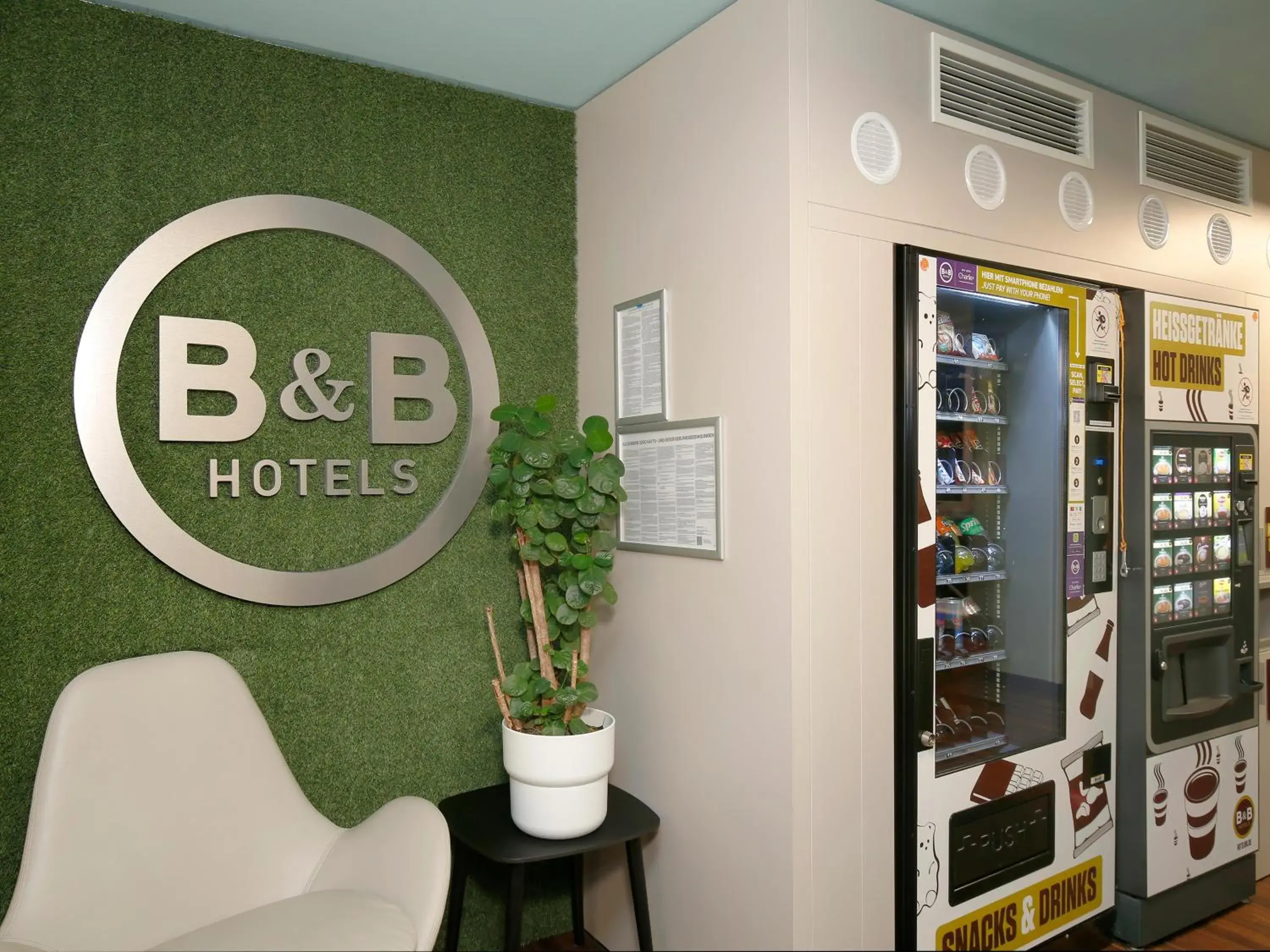 Lobby or reception in B&B Hotel Berlin-Dreilinden