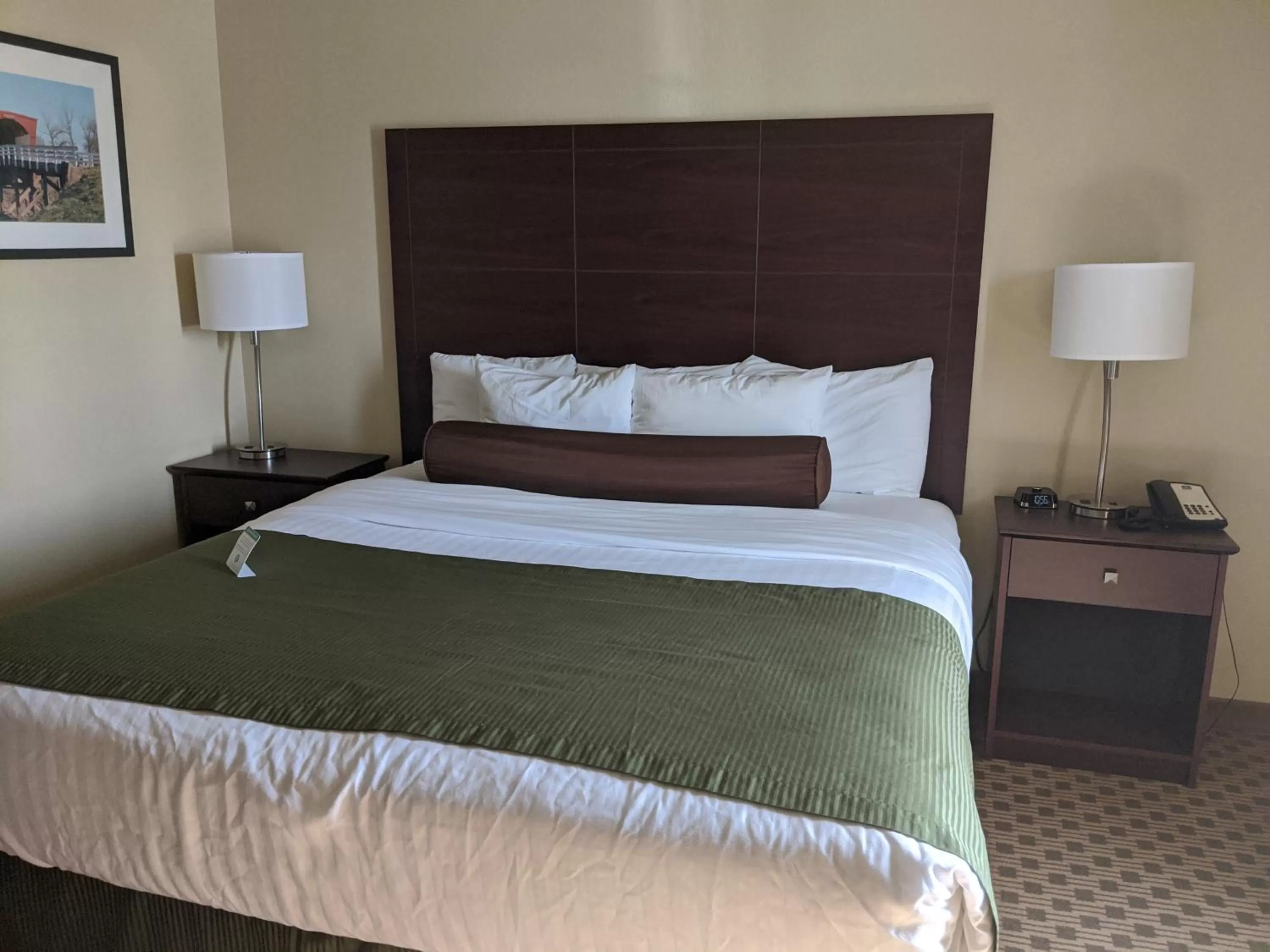 Bed in Cobblestone Inn &amp; Suites-Winterset
