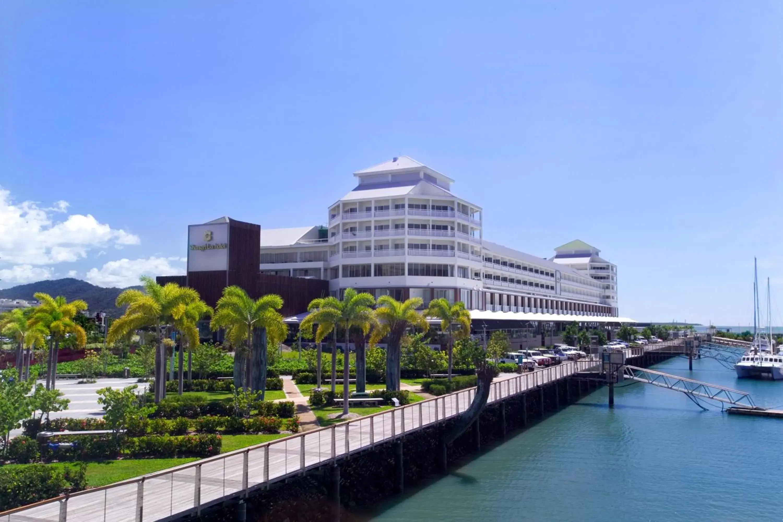 Facade/entrance, Property Building in Shangri-La The Marina, Cairns
