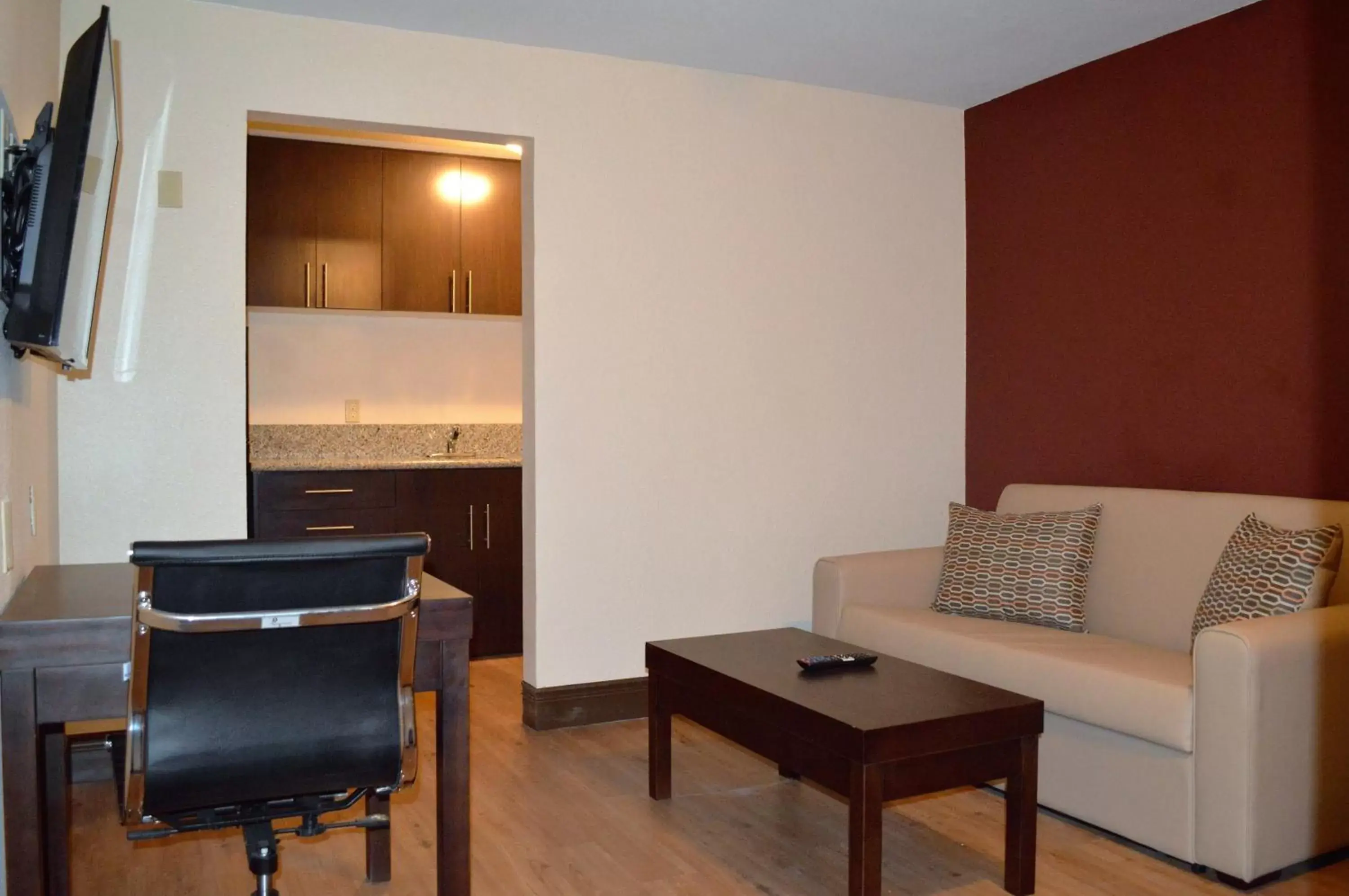 Photo of the whole room, Seating Area in Red Roof Inn & Suites Sacramento North