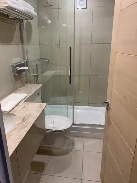 Bathroom in Prom Hotel