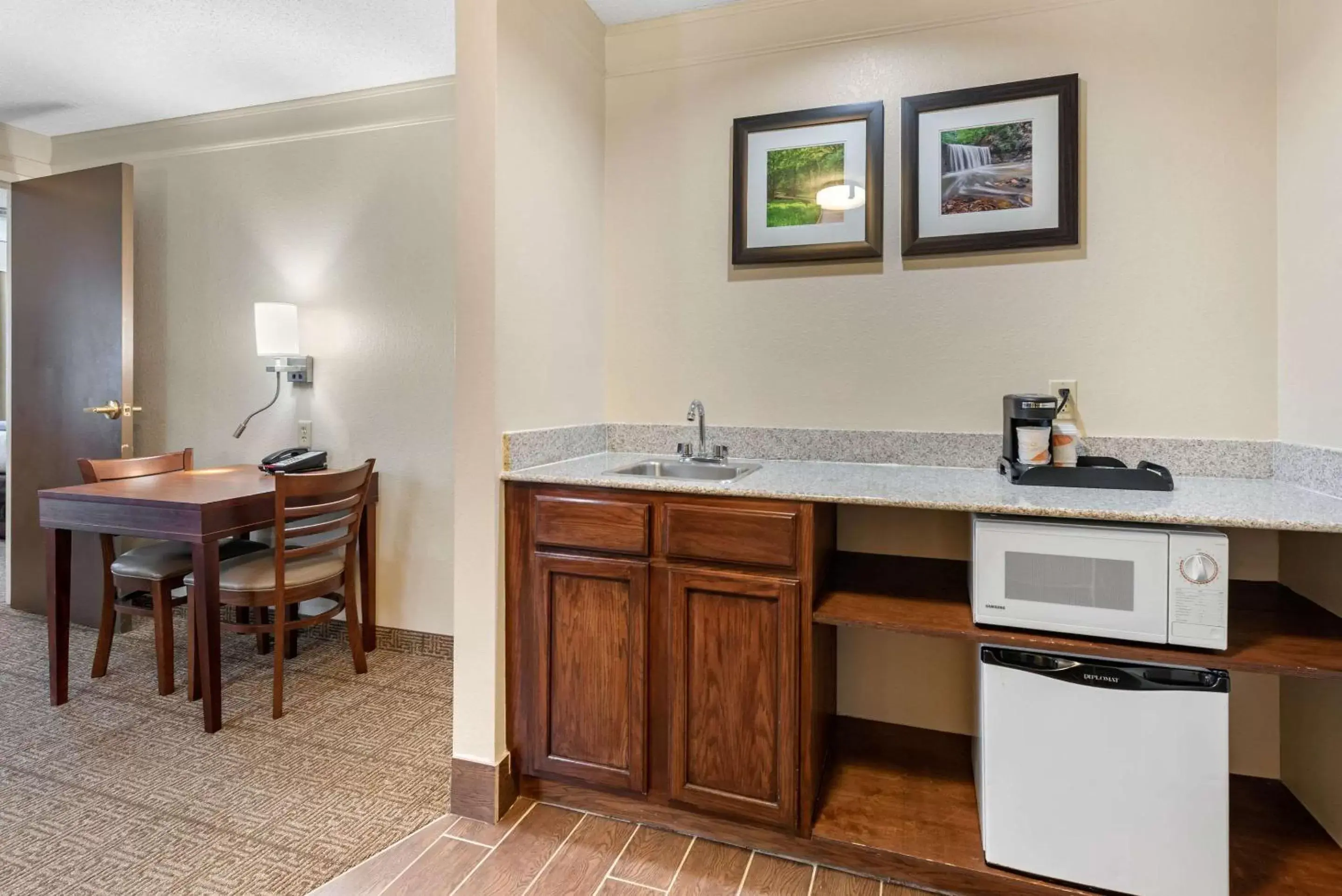 Photo of the whole room, Kitchen/Kitchenette in Comfort Inn & Suites