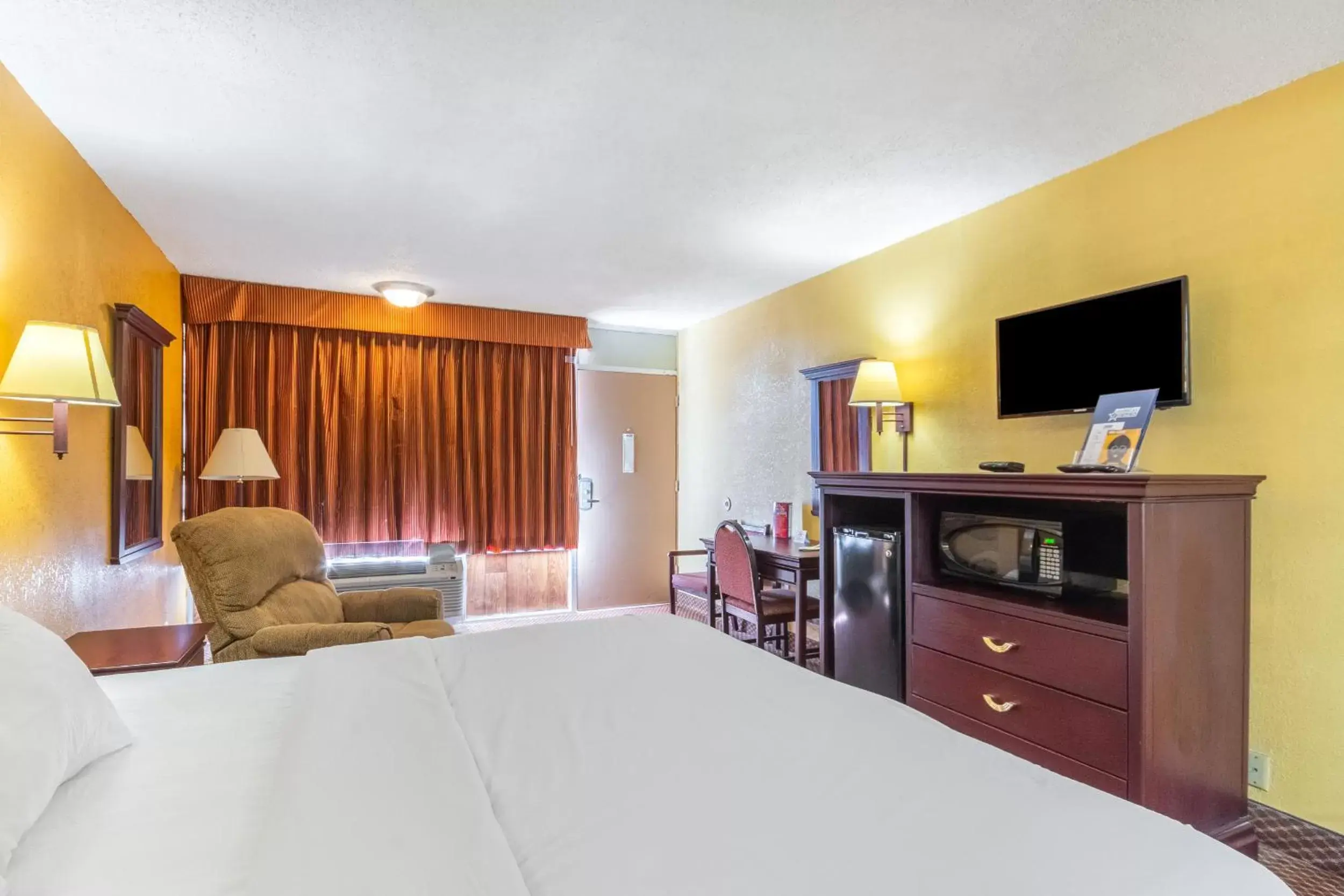 Bedroom, Bed in Americas Best Value Inn of Elk City