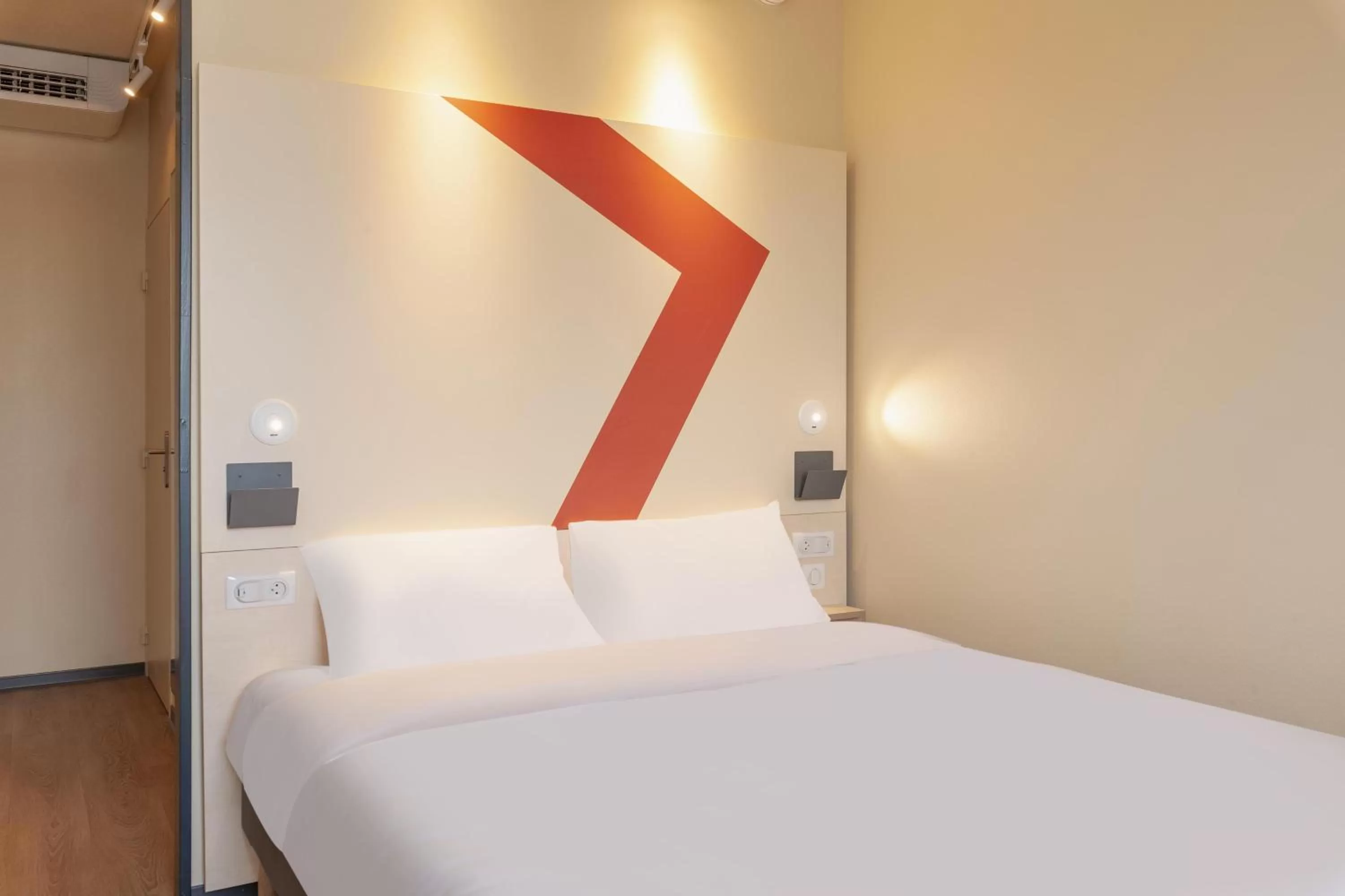Bed in Ibis Budget Mont De Marsan