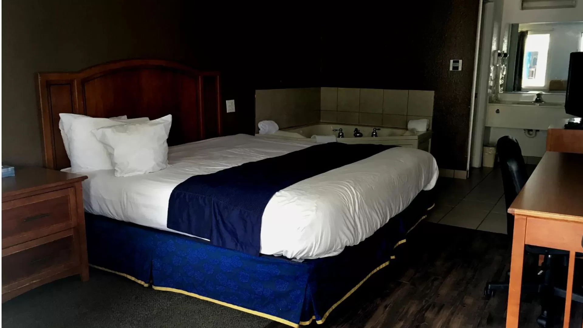 Photo of the whole room, Bed in Americas Best Value Inn & Suites Jackson