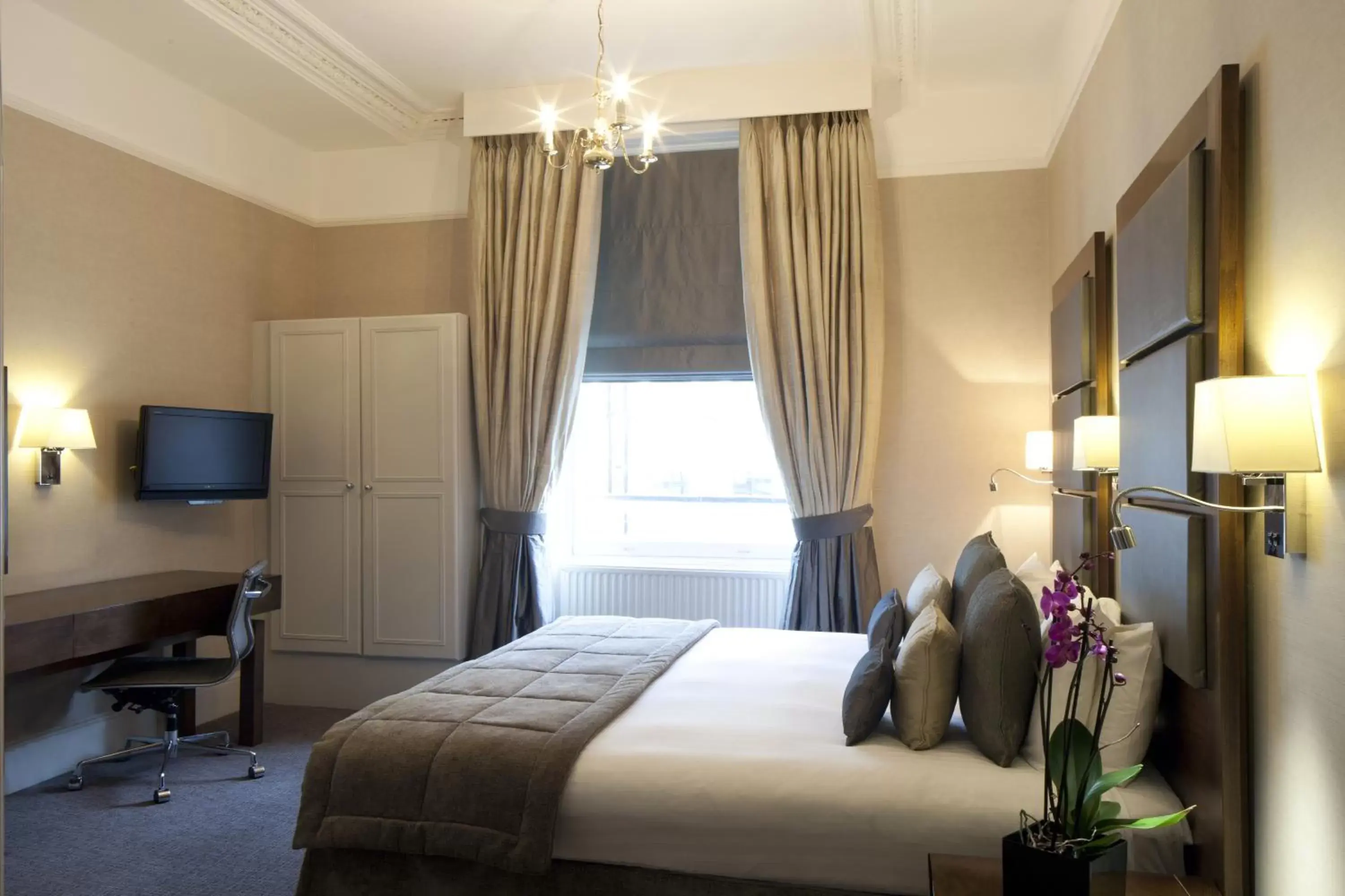 Bedroom, Bed in Strathmore Hotel