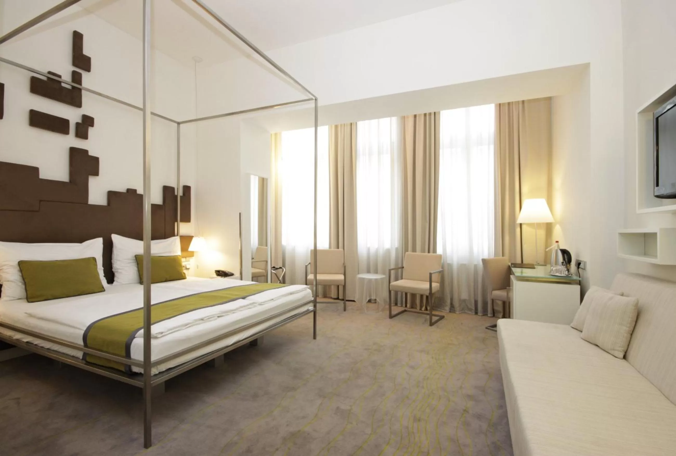 Seating area, Bed in Pure White