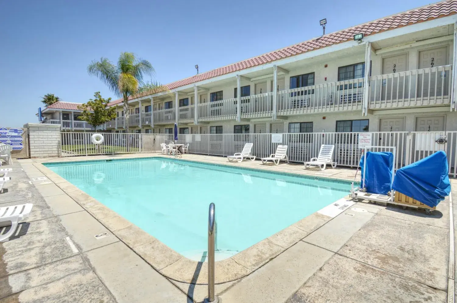 Swimming pool, Property Building in Vagabond Inn Buttonwillow North I-5