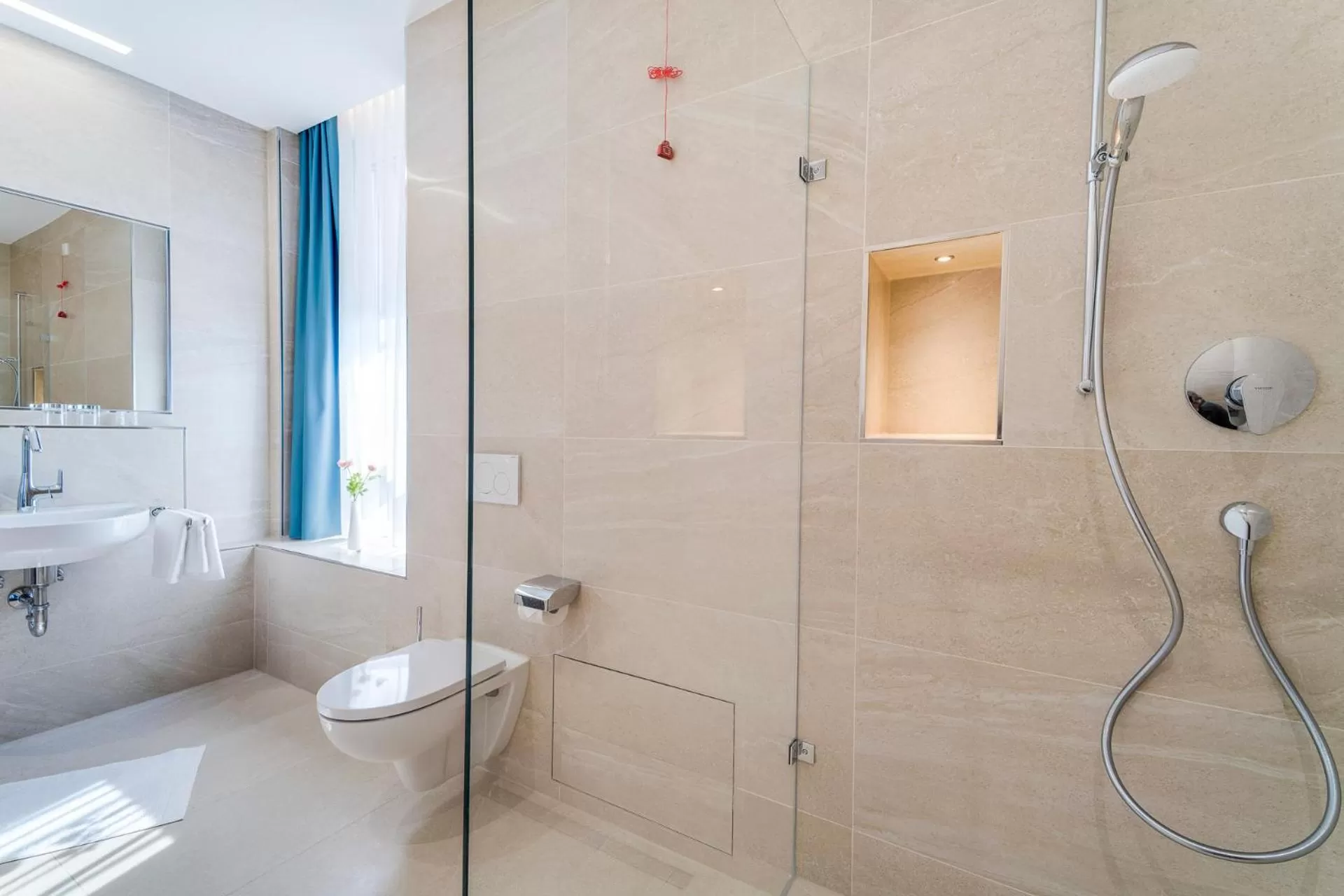 Shower in Hotel-Etage Apfelrot managed by Hotel Apfelbaum