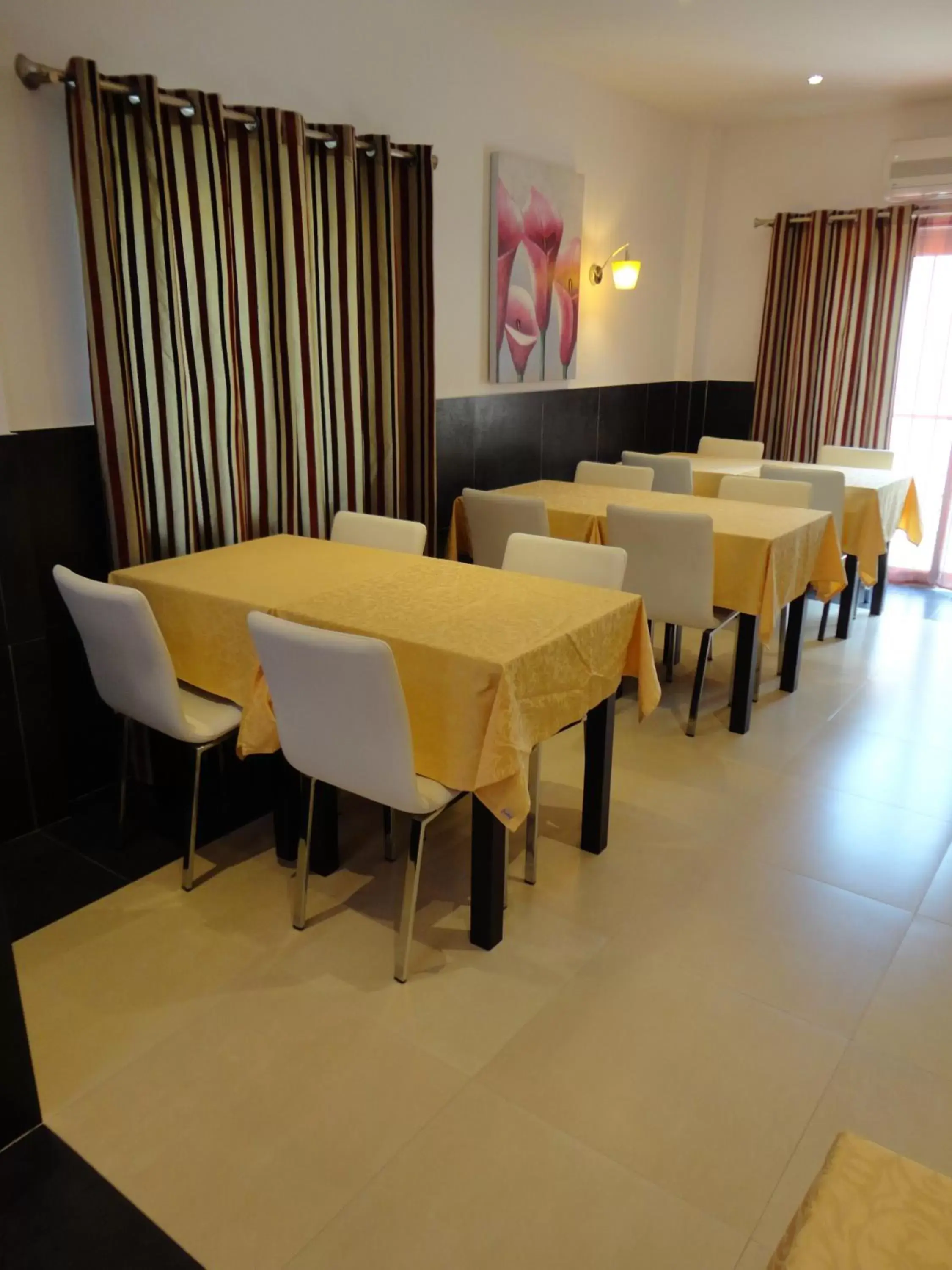 Dining area, Restaurant/Places to Eat in Inn Luanda