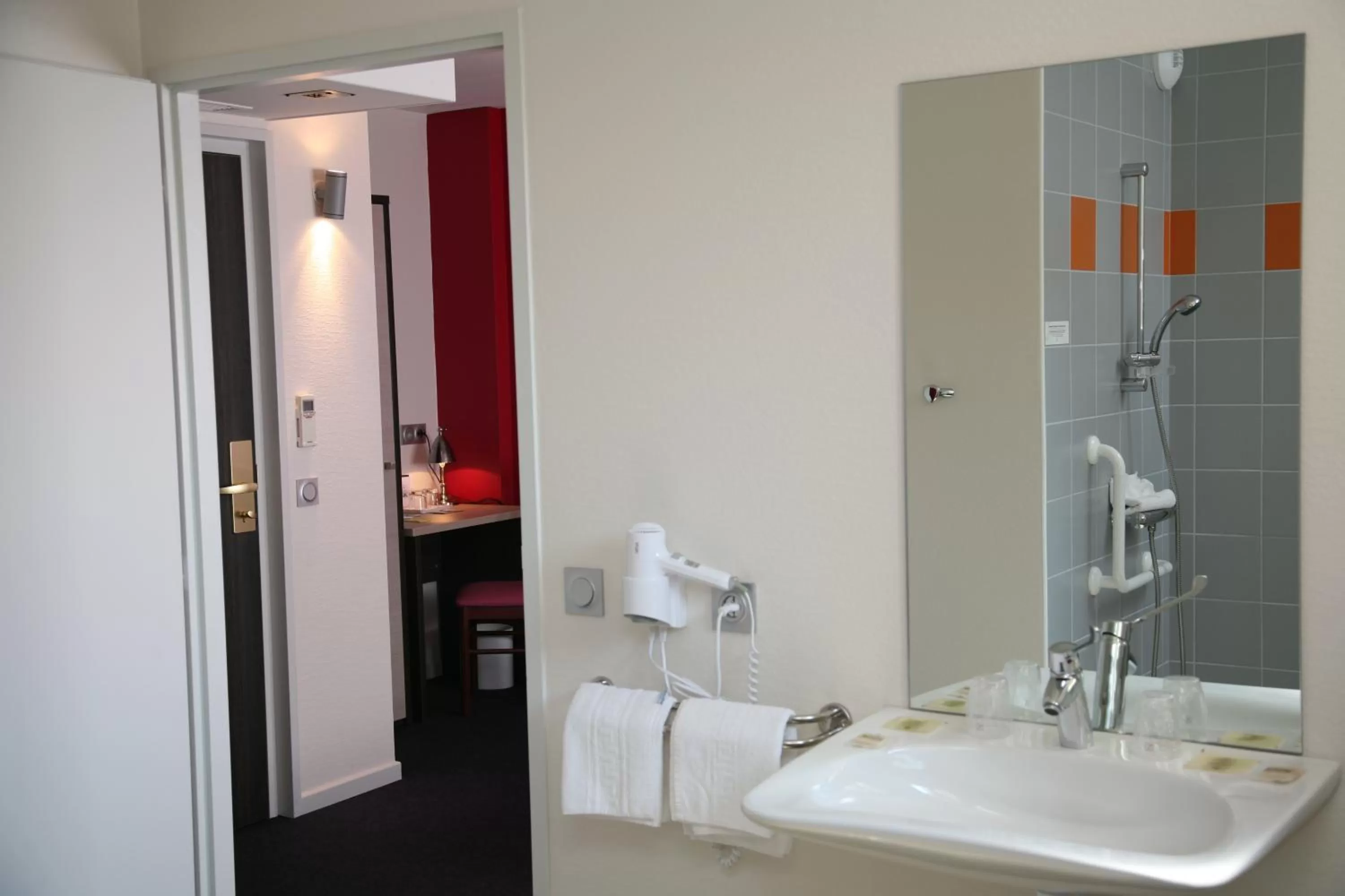 Bathroom in Logis Hôtel- Restaurant La Renaissance