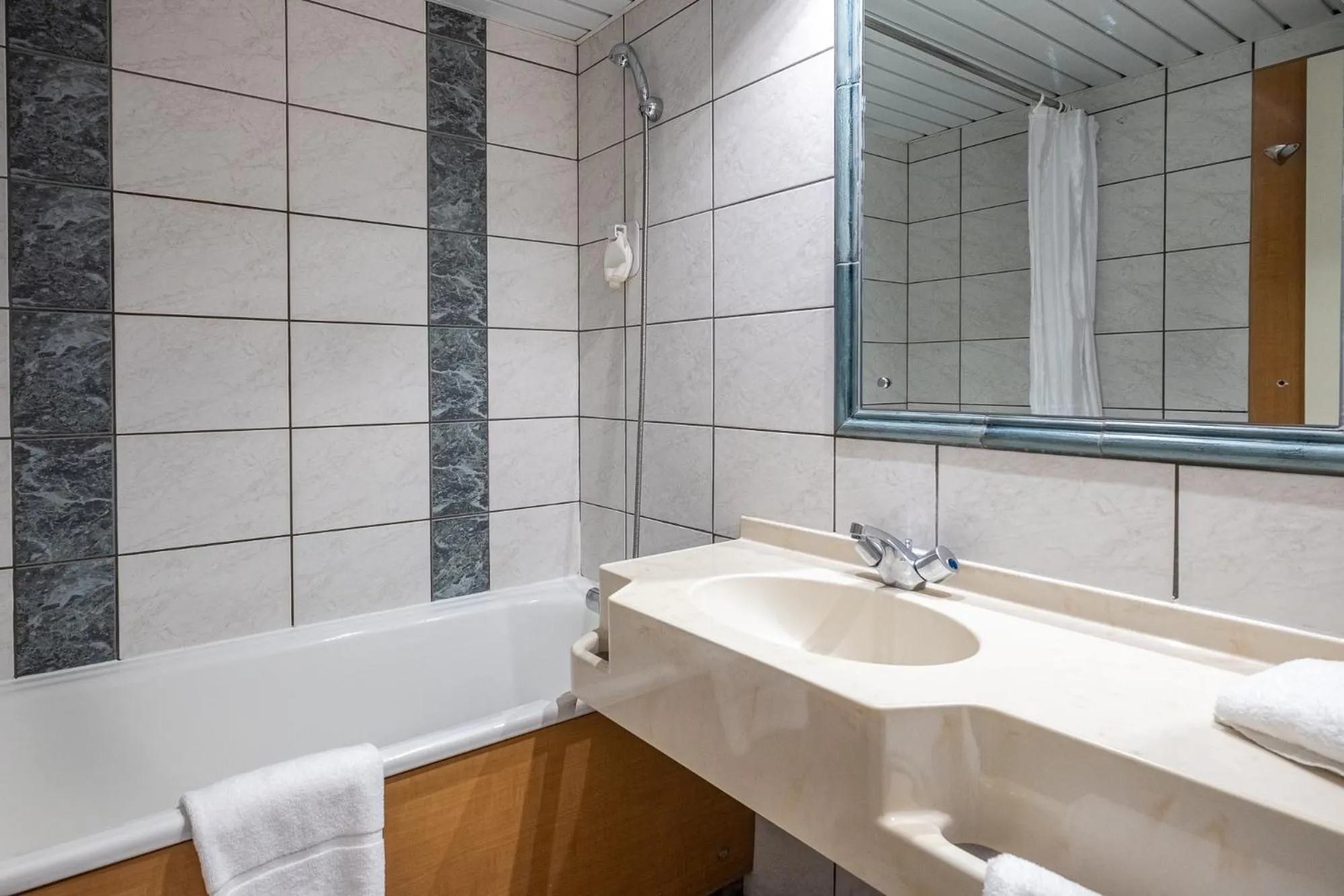 Bathroom in Hôtel Akena Poitiers Nord Futuroscope