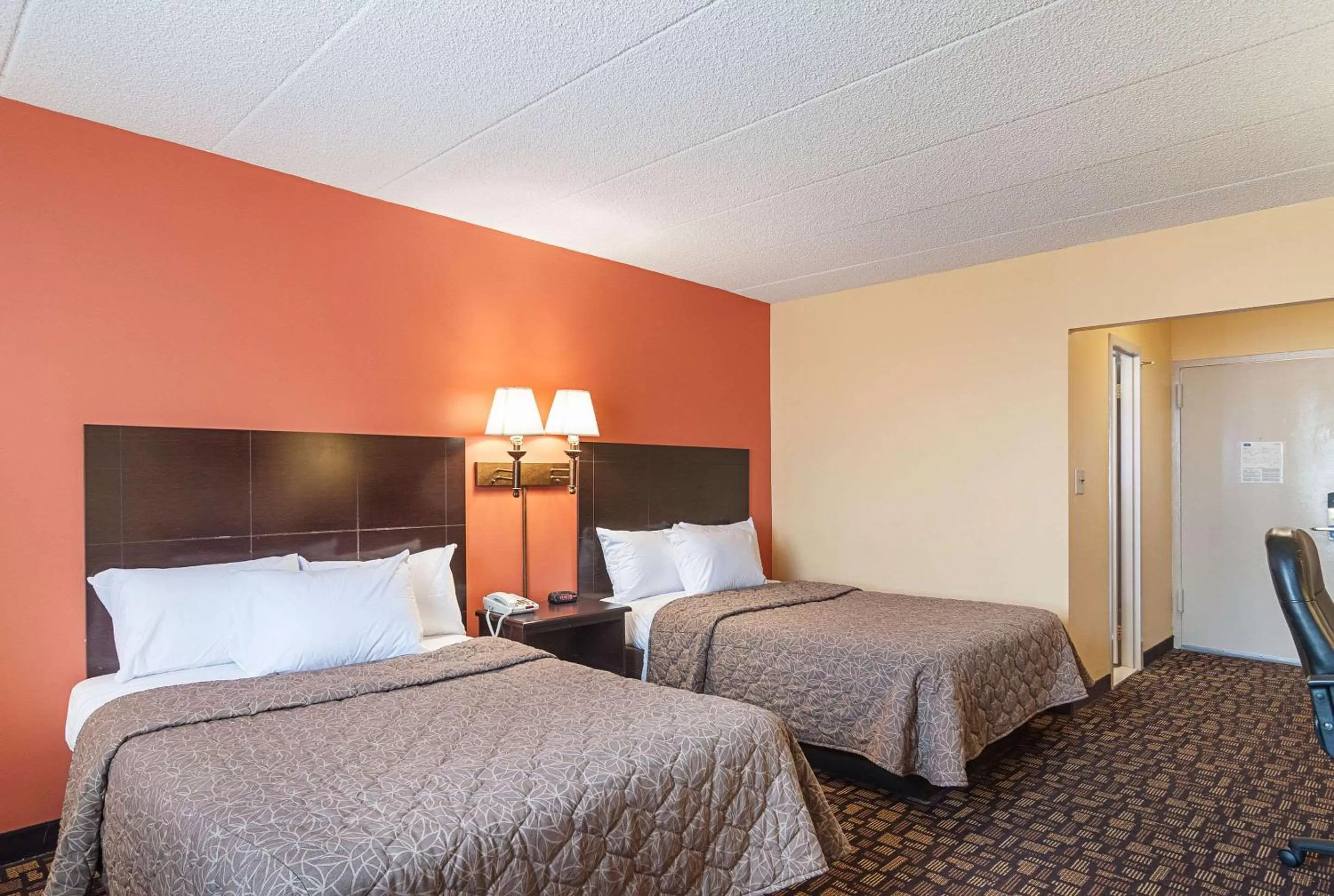 Photo of the whole room, Bed in Rodeway Inn Meadowlands