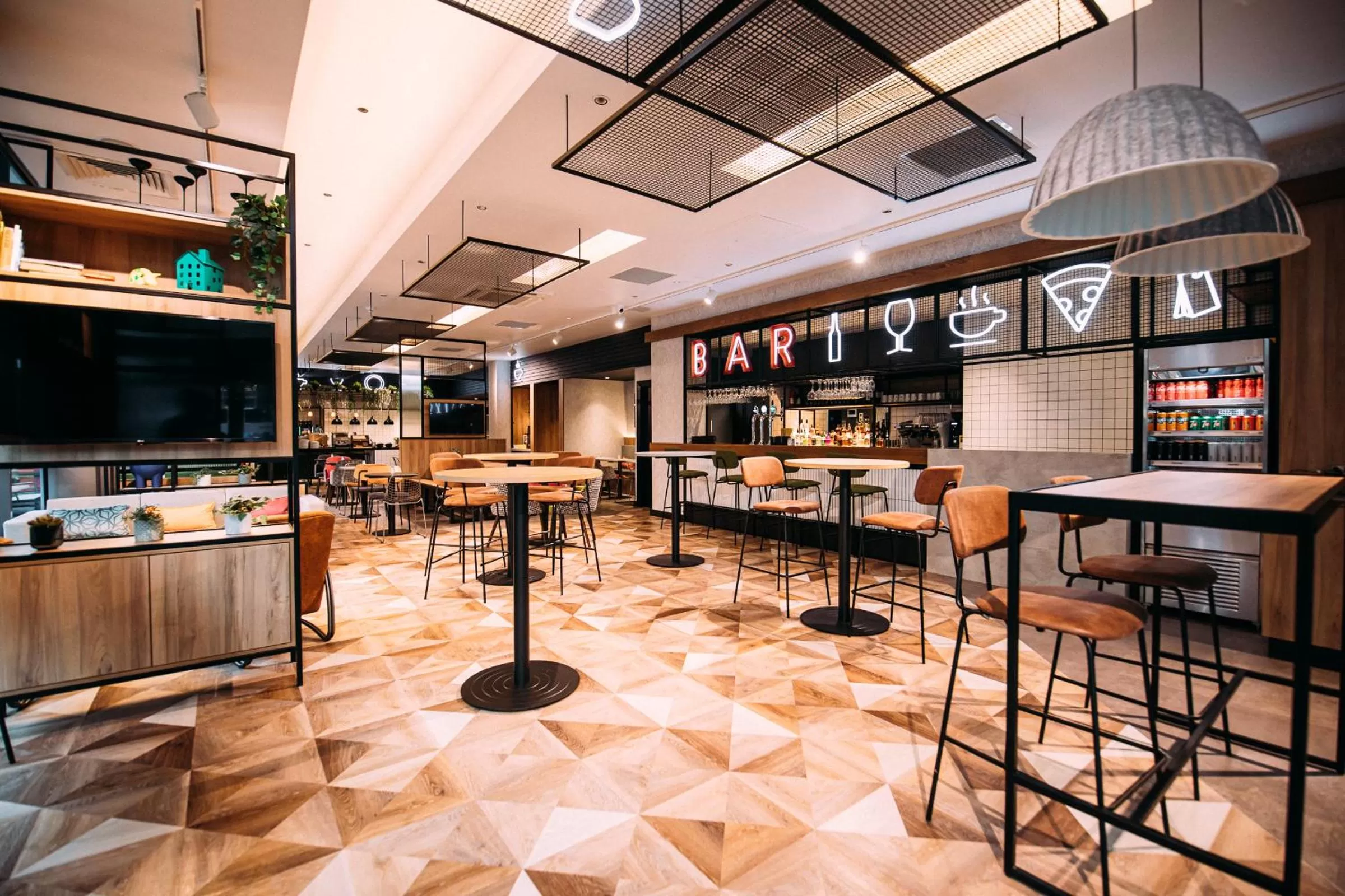 Lounge or bar in ibis Belfast City Centre