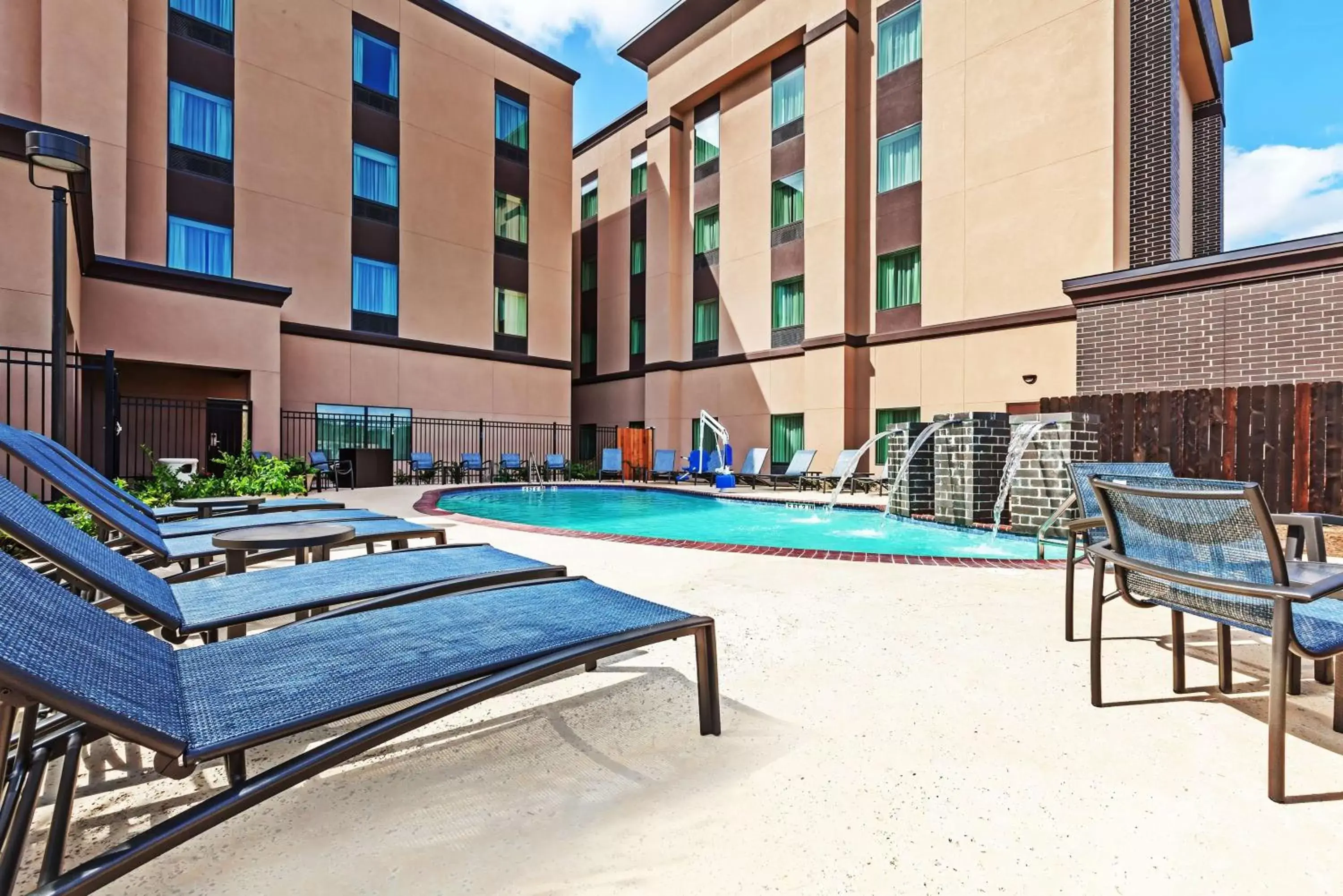 Pool view, Swimming Pool in Hampton Inn & Suites Houston I-10 West Park Row, Tx