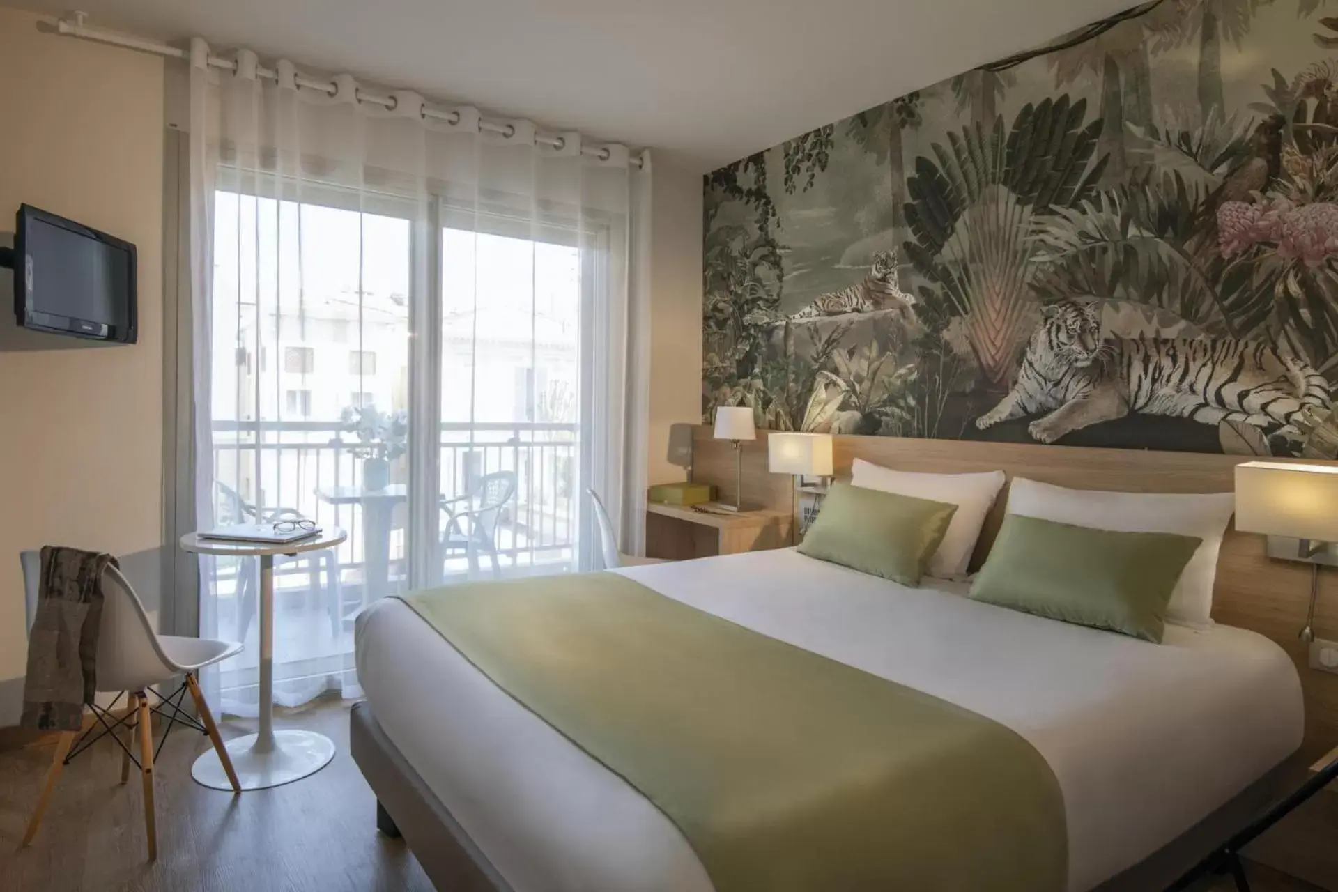 Bedroom, Bed in Hotel Chambord