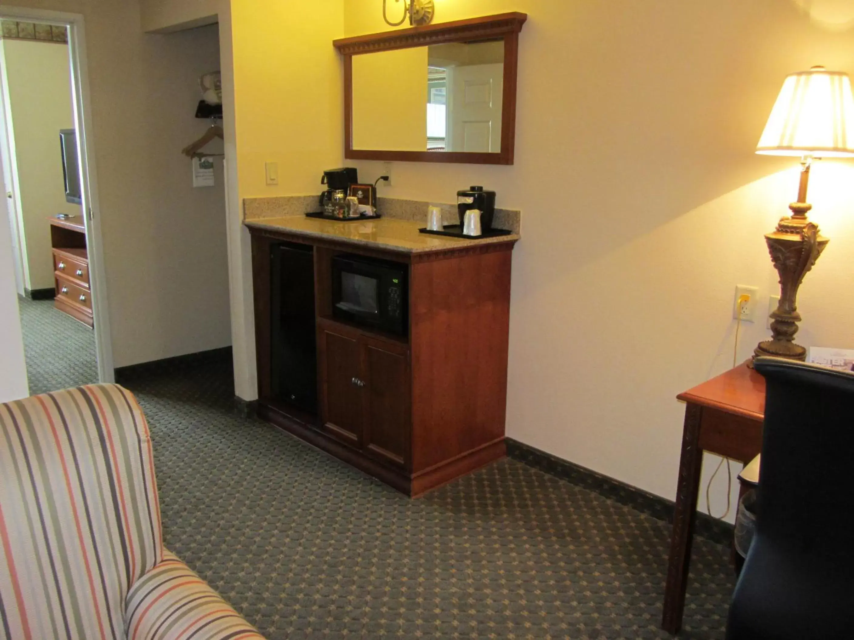 Living room, Kitchen/Kitchenette in Country Inn & Suites by Radisson, Amarillo I-40 West, TX