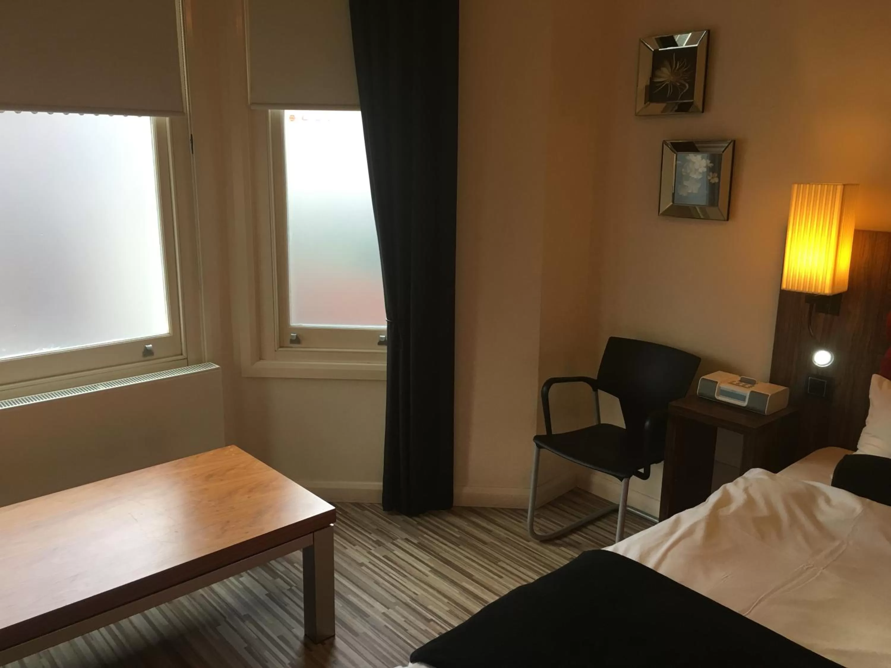 Seating area, Bed in Simply Rooms & Suites