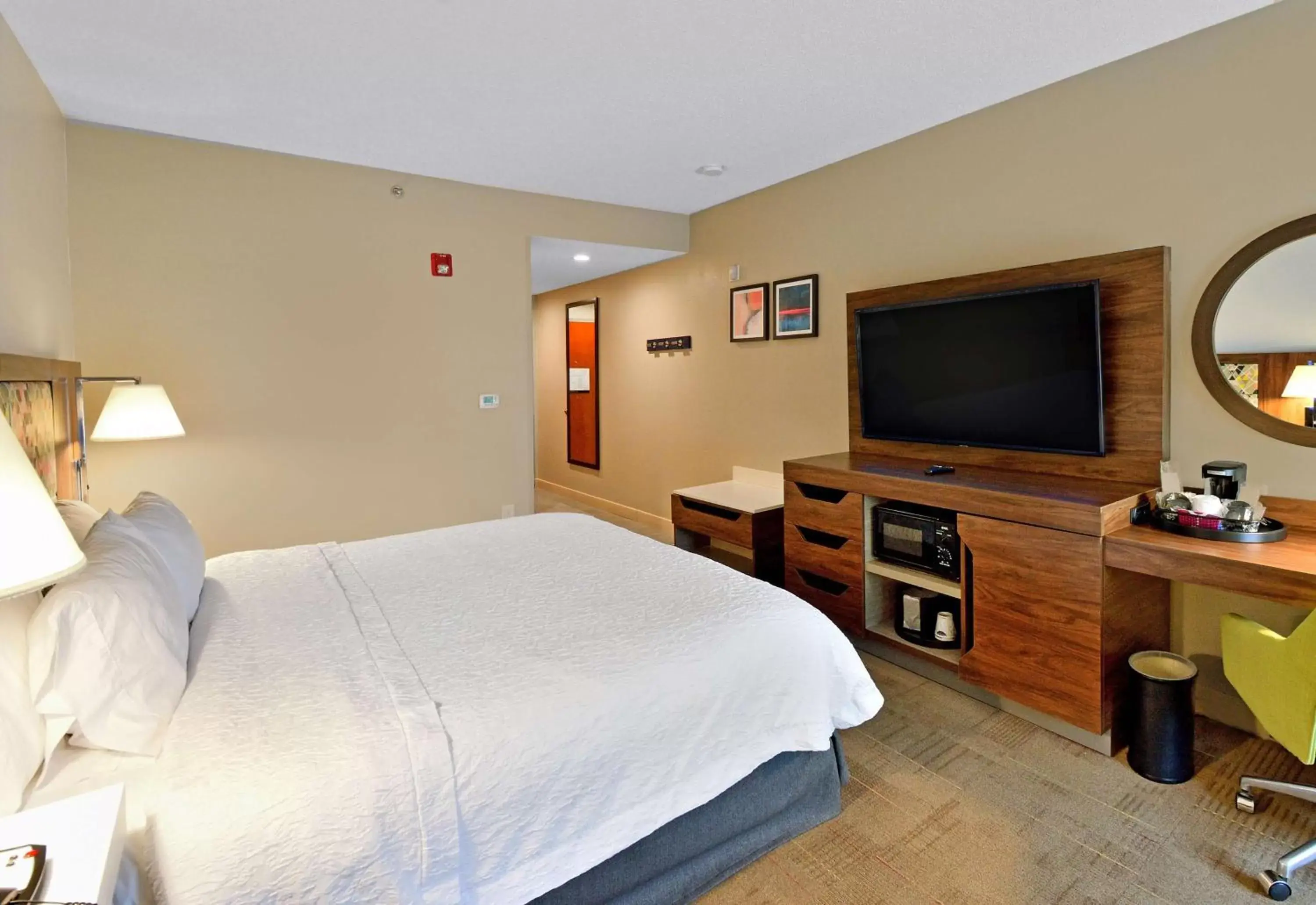 Bedroom, TV/Entertainment Center in Hampton Inn Santee-I-95