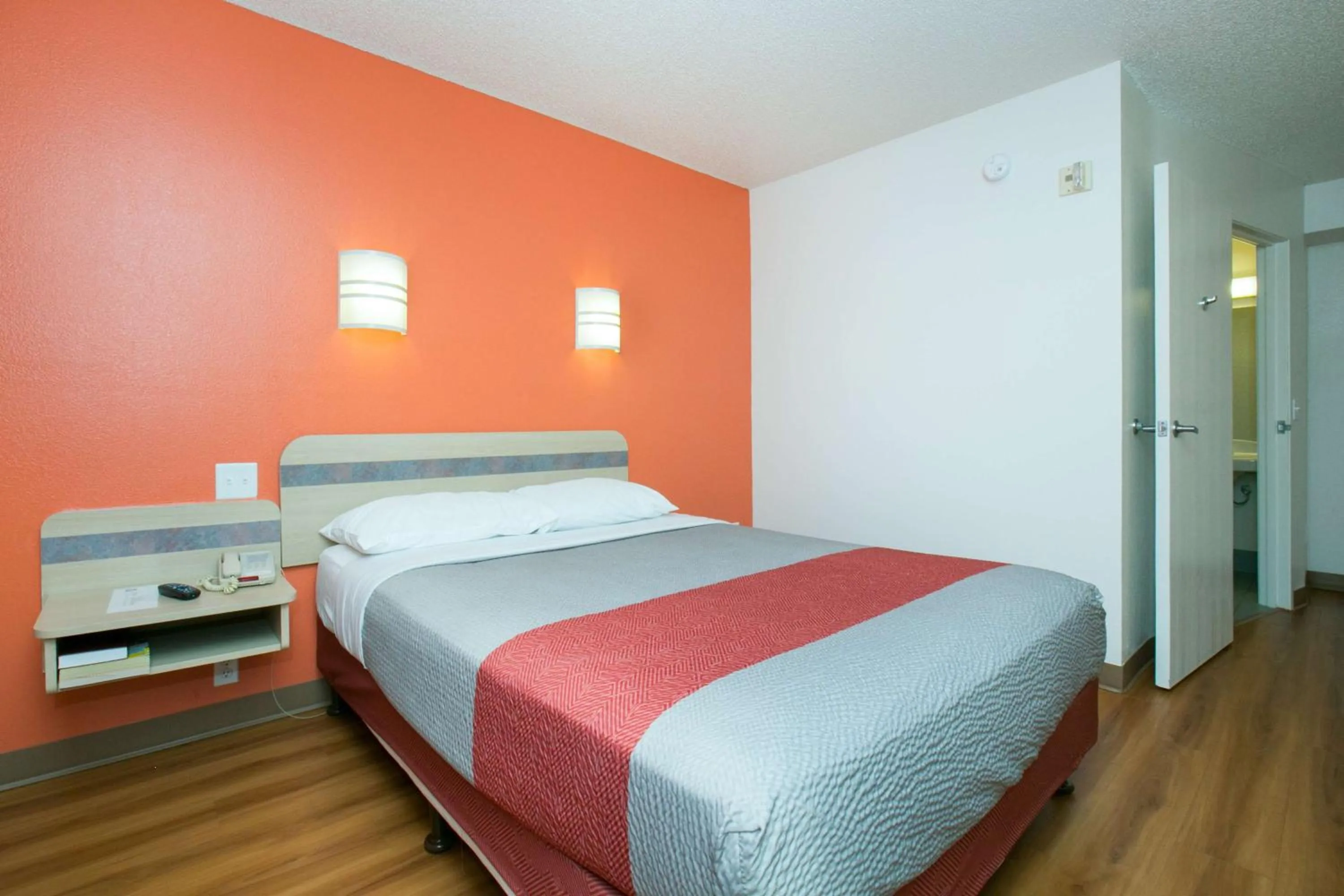 Bedroom, Bed in Motel 6-Brooklyn Center, MN - Minneapolis