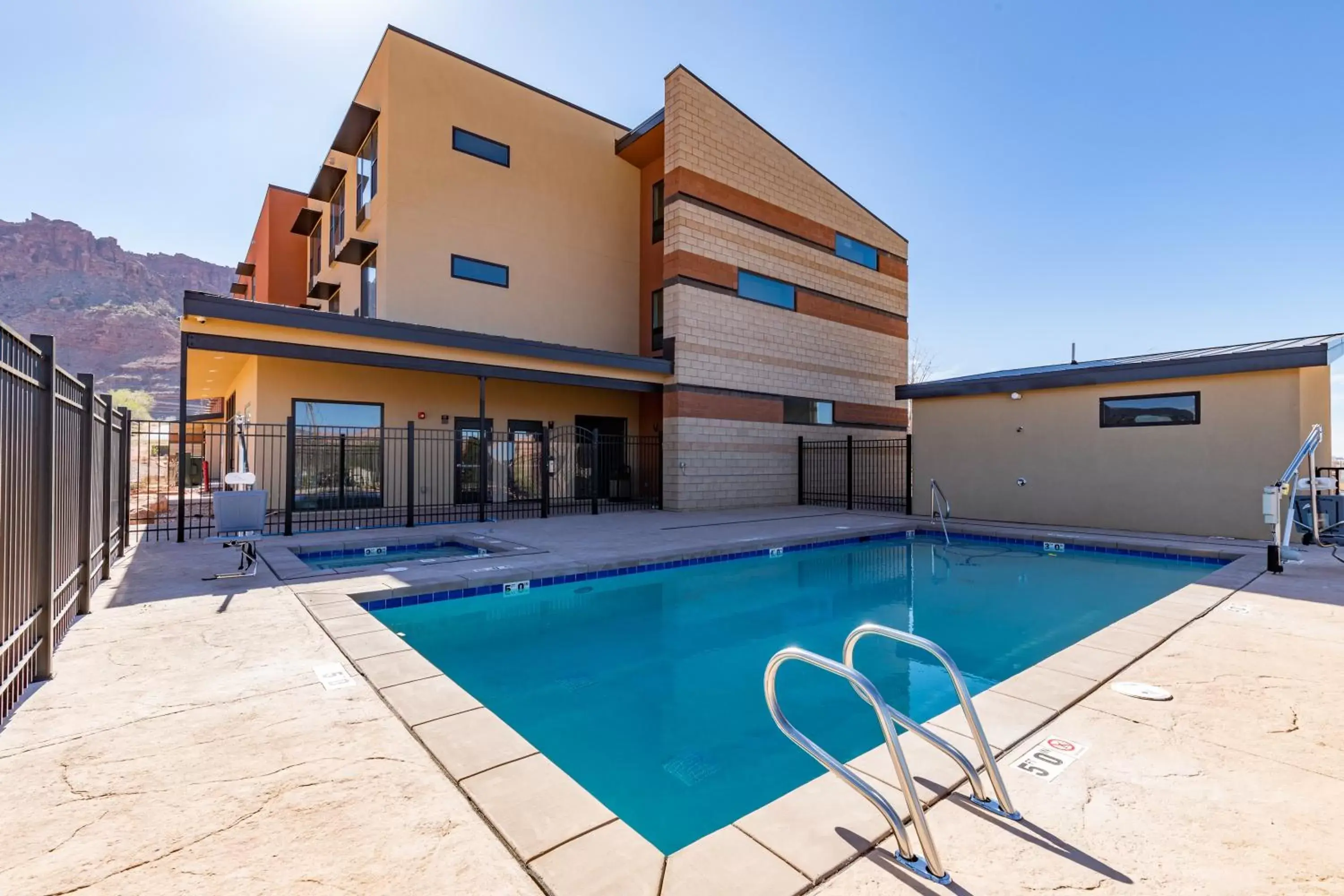 Swimming pool, Property Building in Scenic View Inn & Suites Moab