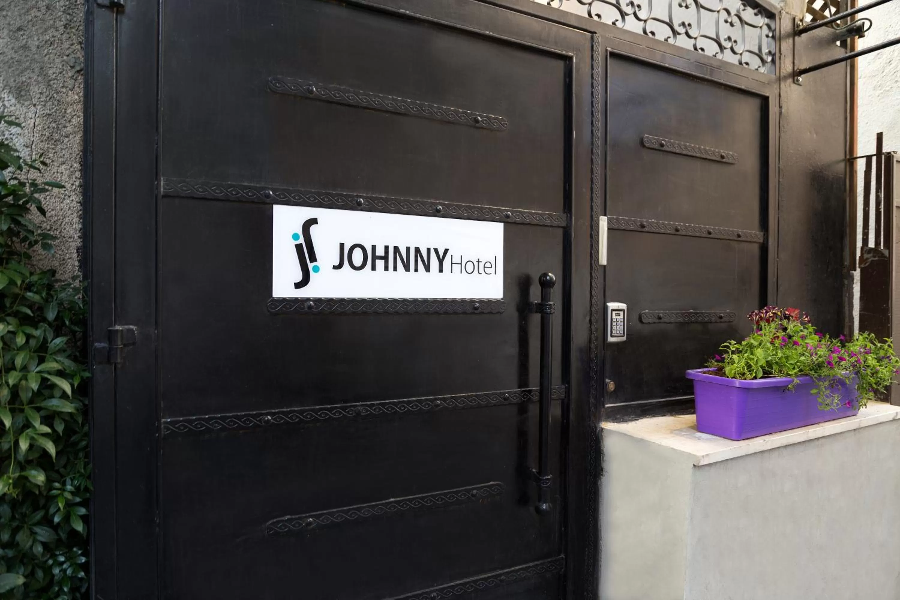 Facade/entrance in Johnny Hotel