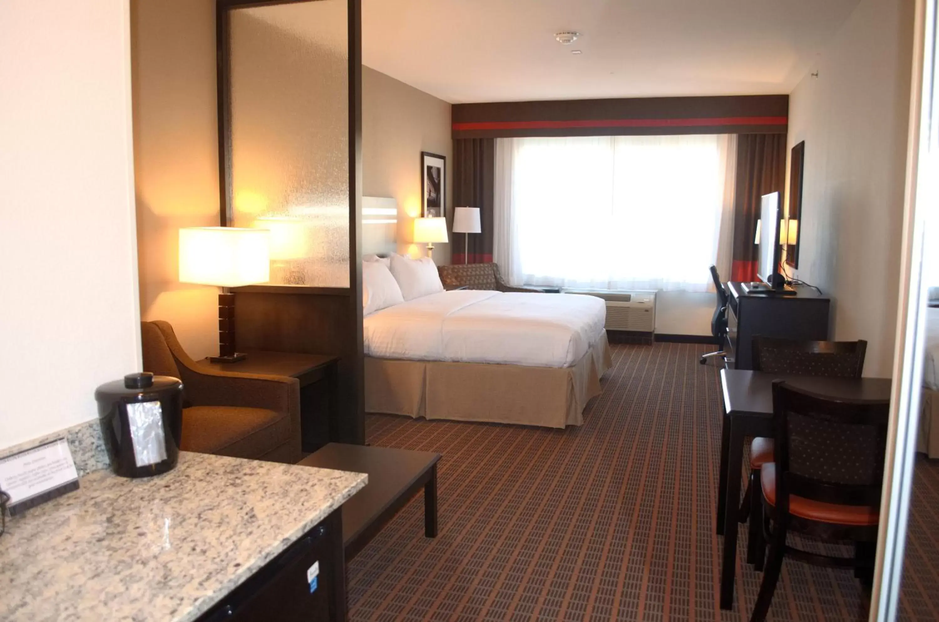 Photo of the whole room, Bed in Holiday Inn Express & Suites Golden, an IHG Hotel