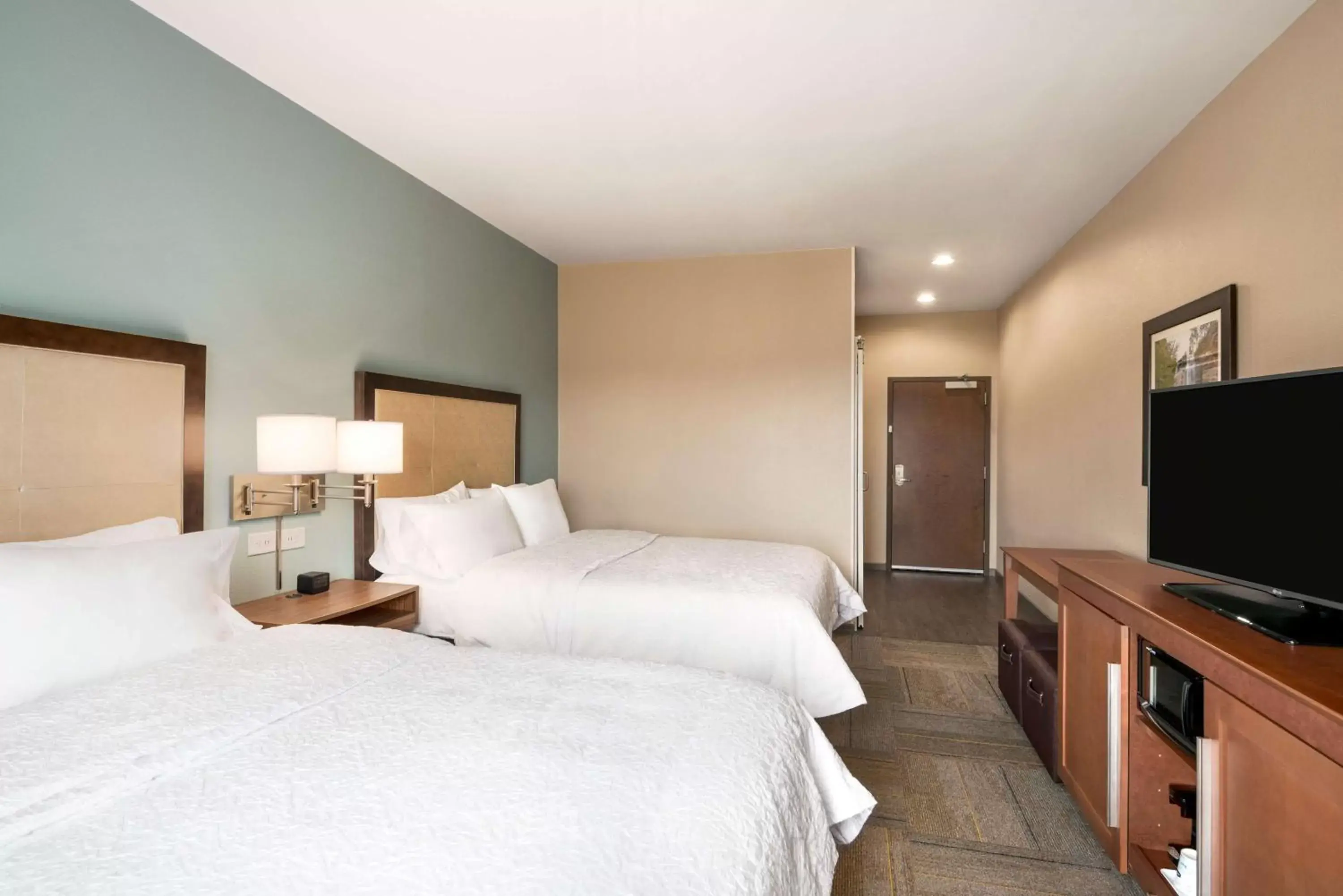 Bed in Hampton Inn & Suites - Lavonia, GA