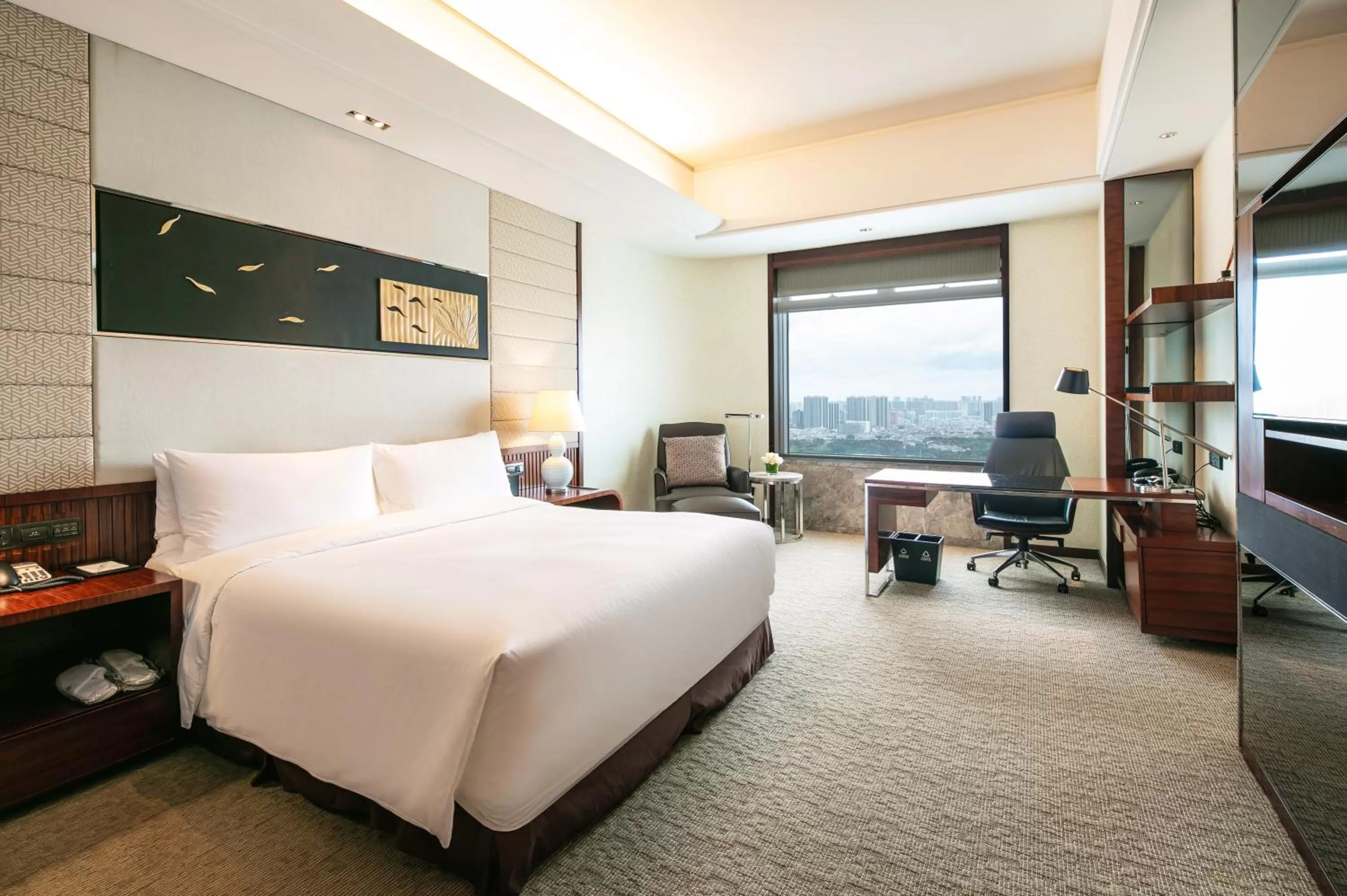 Photo of the whole room, Bed in InterContinental Foshan by IHG