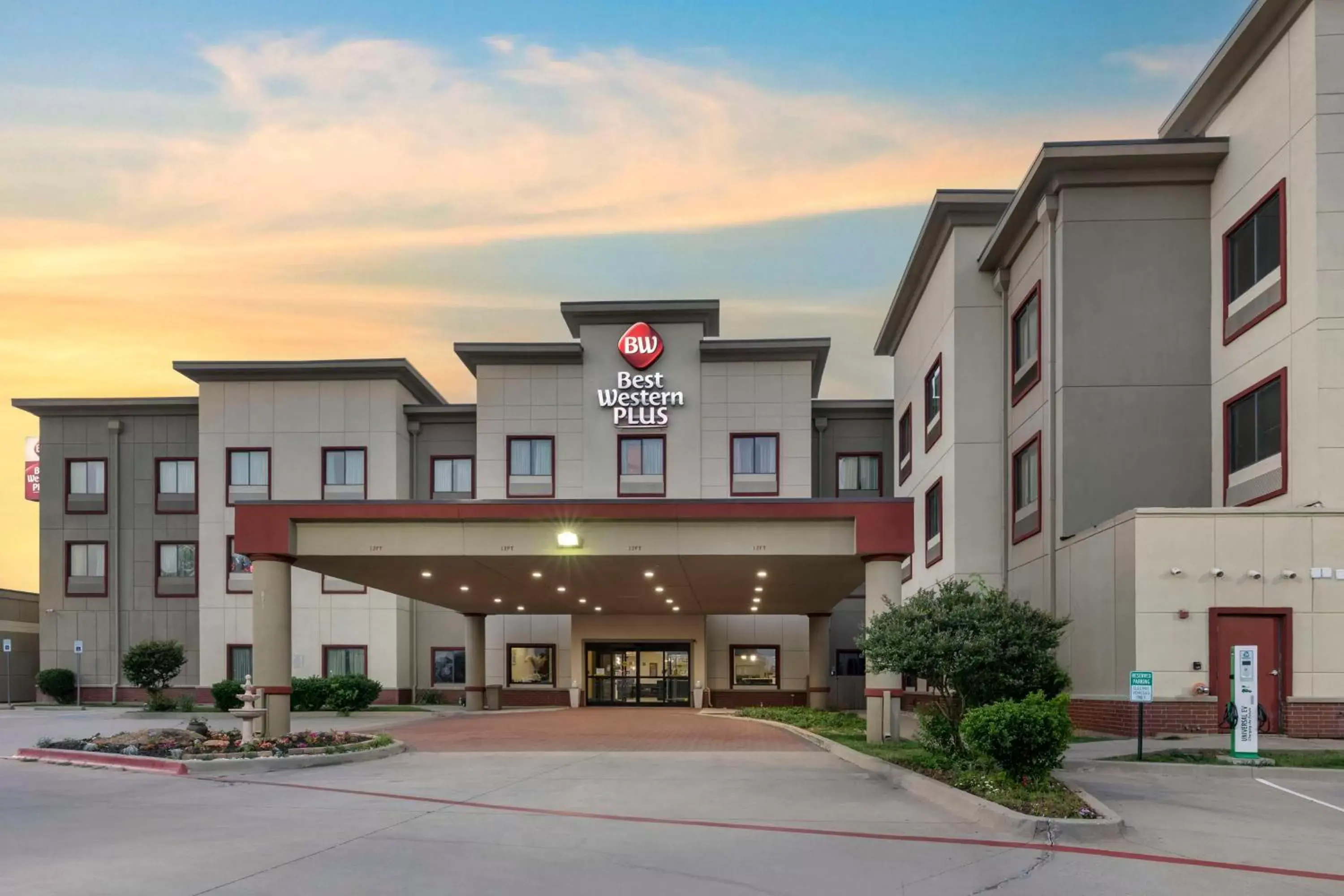 Property Building in Best Western Plus Hotel and Suites Denison