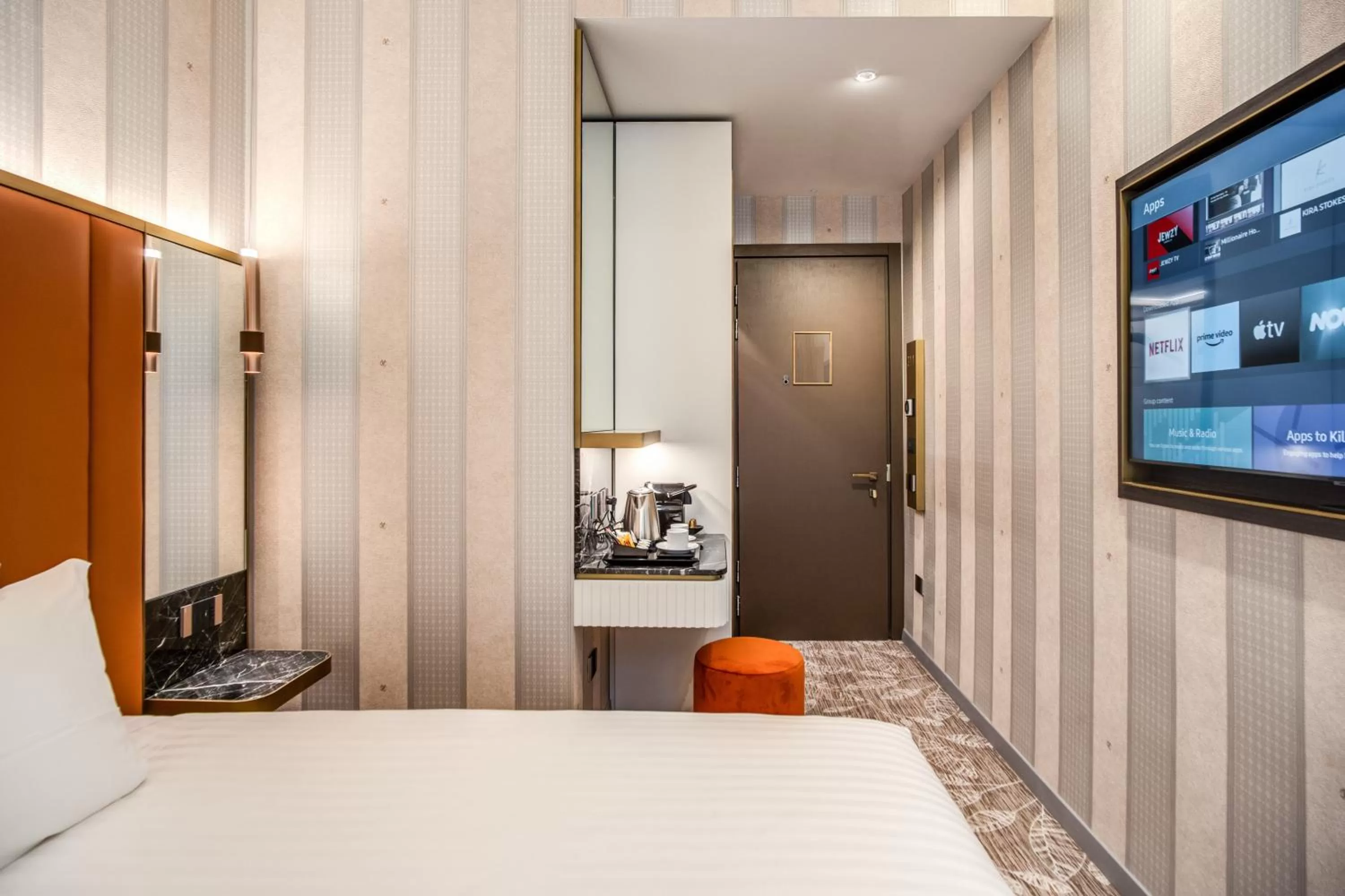 Bedroom, Bed in CC Palace Hotel