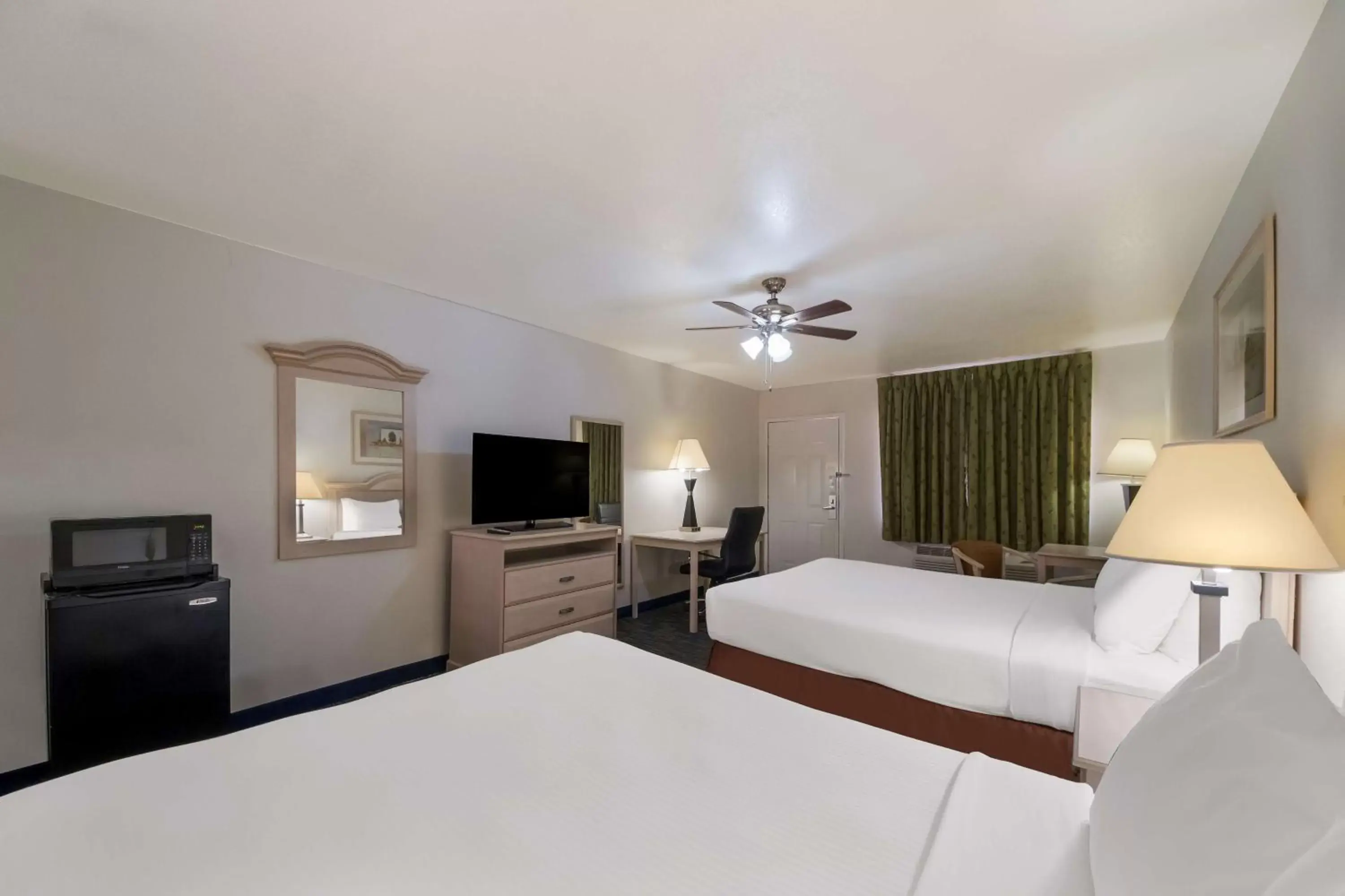 Bedroom, Bed in SureStay Hotel by Best Western Falfurrias