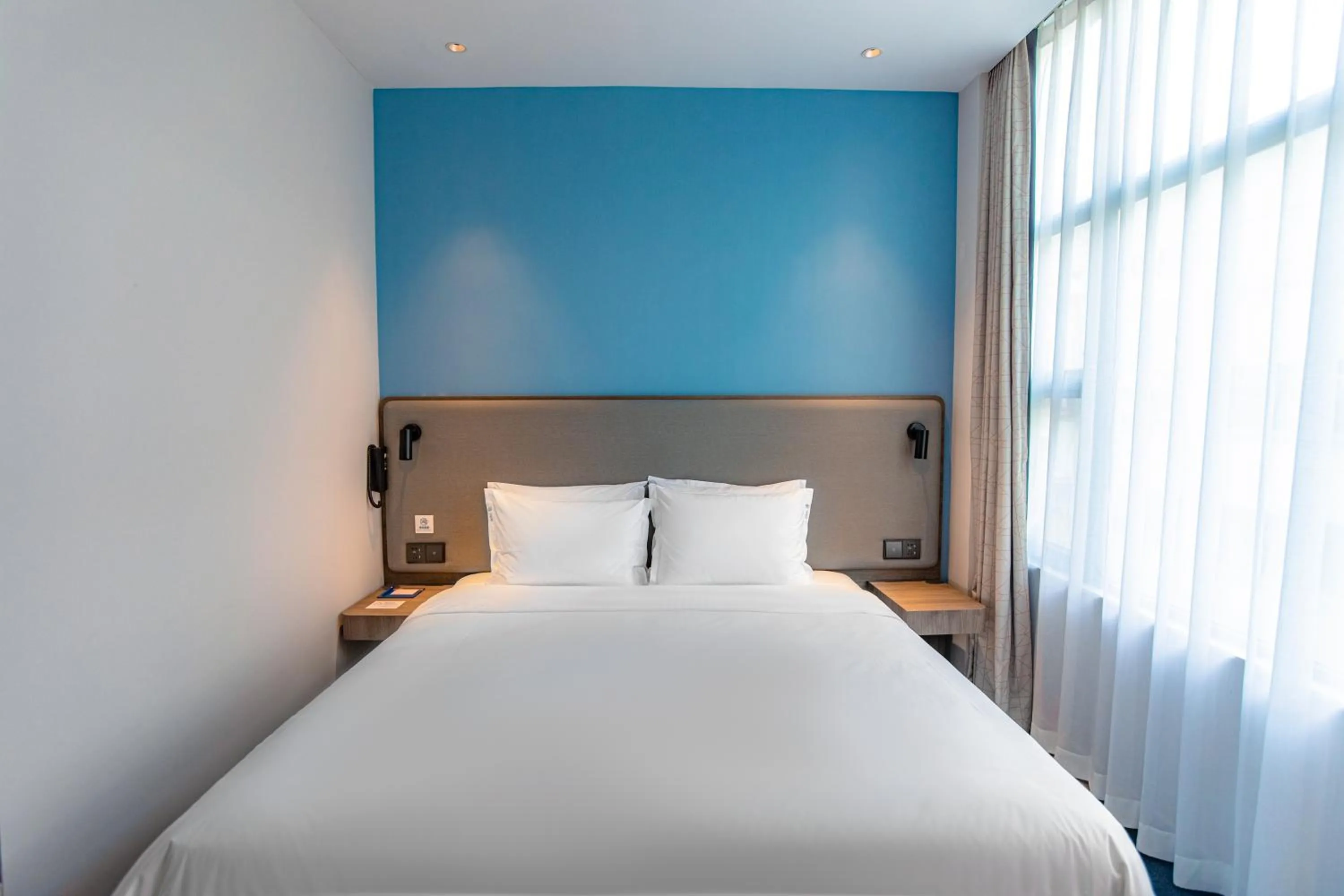 Bed in Holiday Inn Express Shantou City Center by IHG