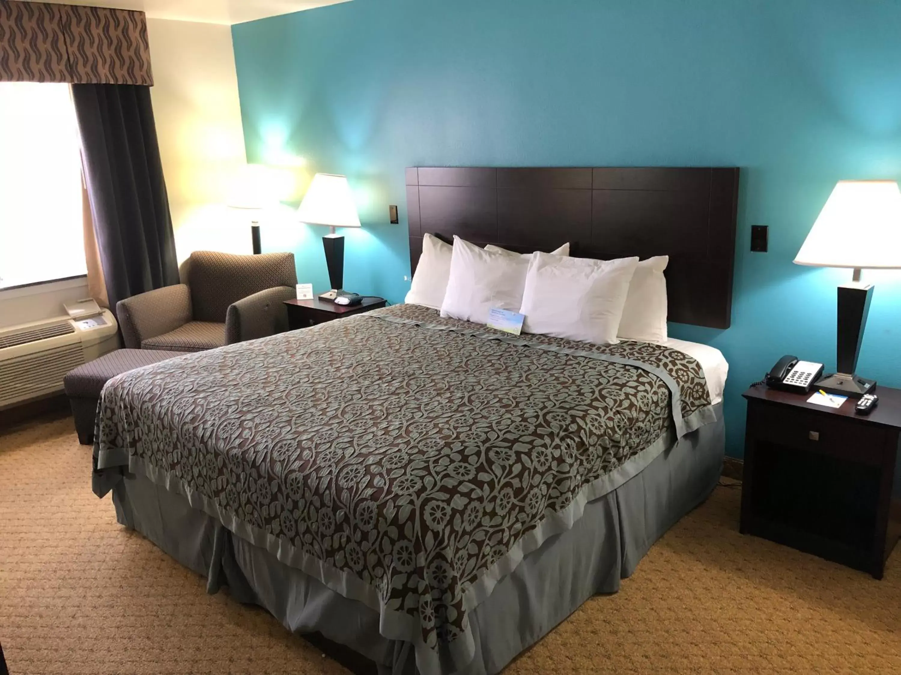 Photo of the whole room, Bed in Days Inn & Suites by Wyndham Conroe North