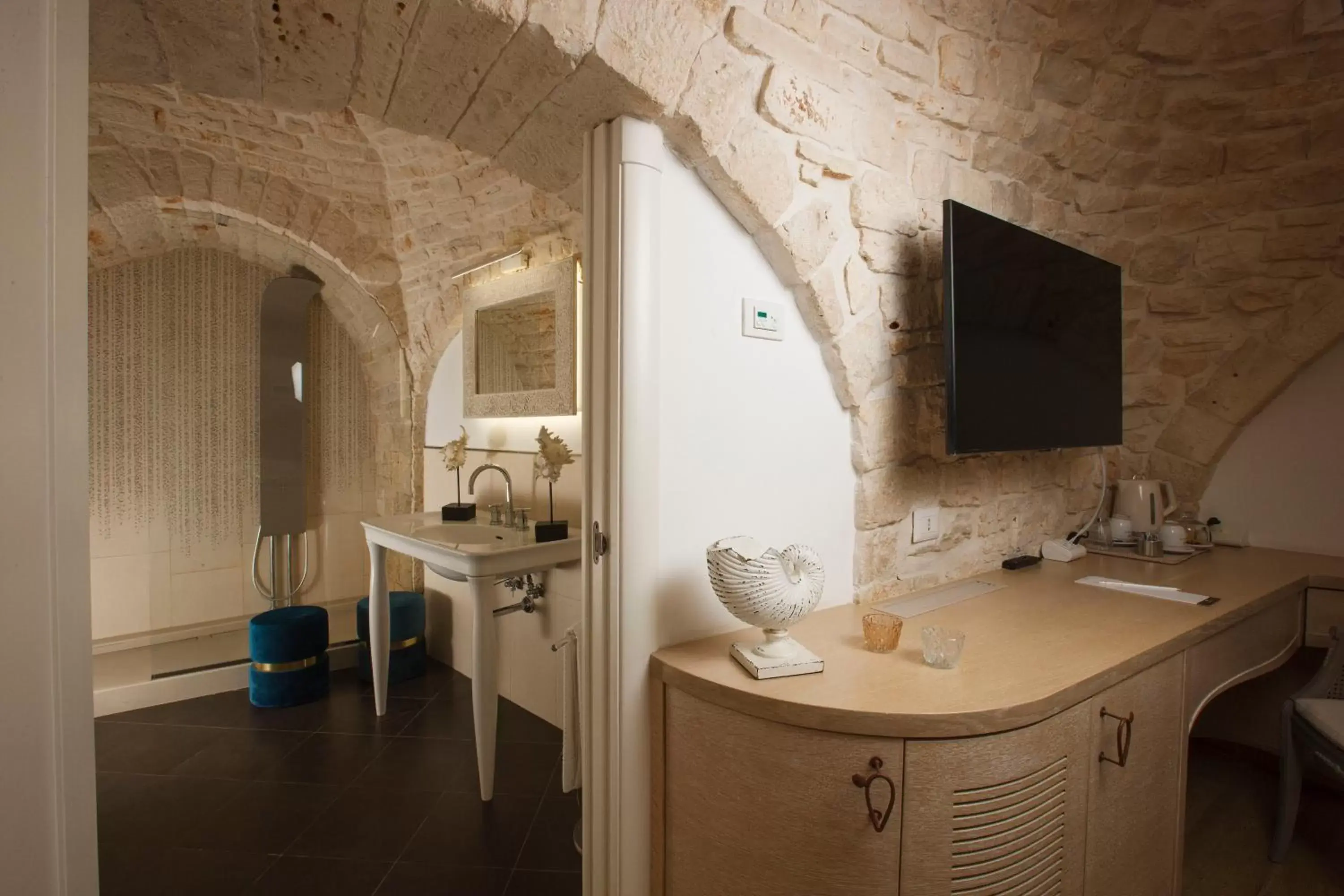 Shower, TV/Entertainment Center in Le Alcove-Luxury Hotel nei Trulli