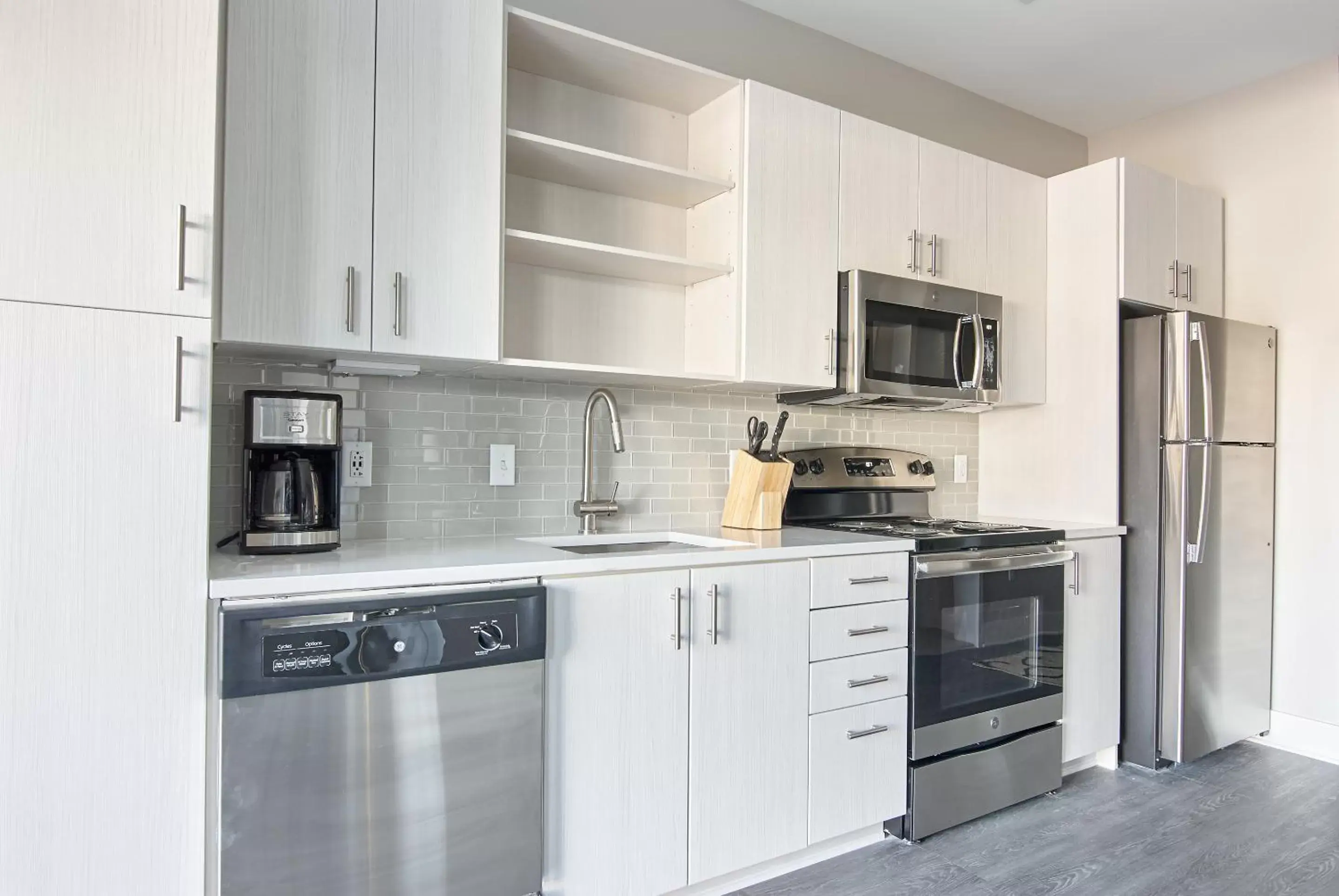 Living room, Kitchen/Kitchenette in Sonder Belcourt